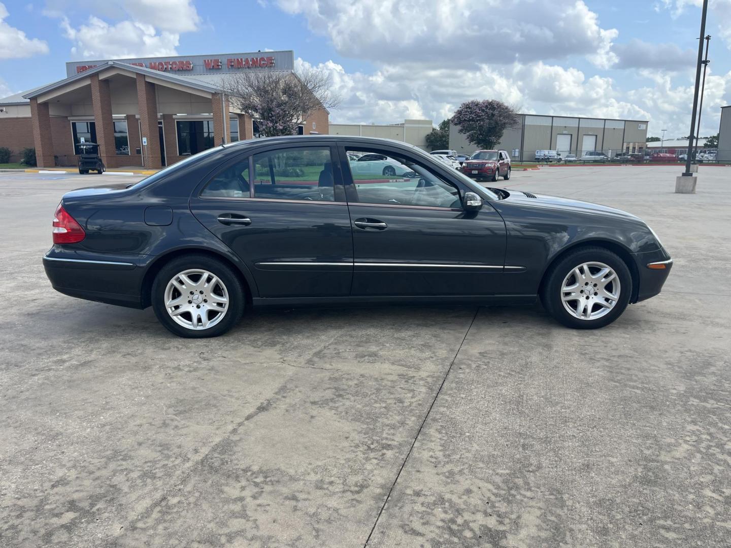 2004 Mercedes-Benz E-Class E320 (WDBUF65J54A) with an 3.2L V6 SOHC 18V engine, 5-Speed Automatic Overdrive transmission, located at 14700 Tomball Parkway 249, Houston, TX, 77086, (281) 444-2200, 29.928619, -95.504074 - Photo#7