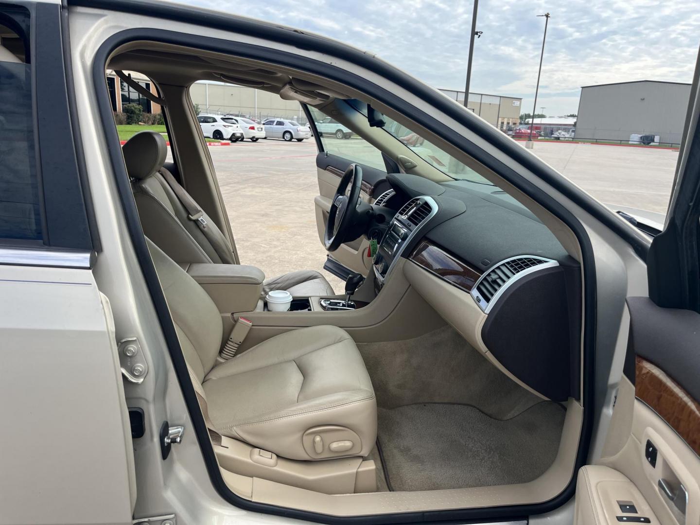 2008 Cadillac SRX V6 (1GYEE637980) with an 3.6L V6 OHV 24V engine, 5-Speed Automatic Overdrive transmission, located at 14700 Tomball Parkway 249, Houston, TX, 77086, (281) 444-2200, 29.928619, -95.504074 - Photo#11