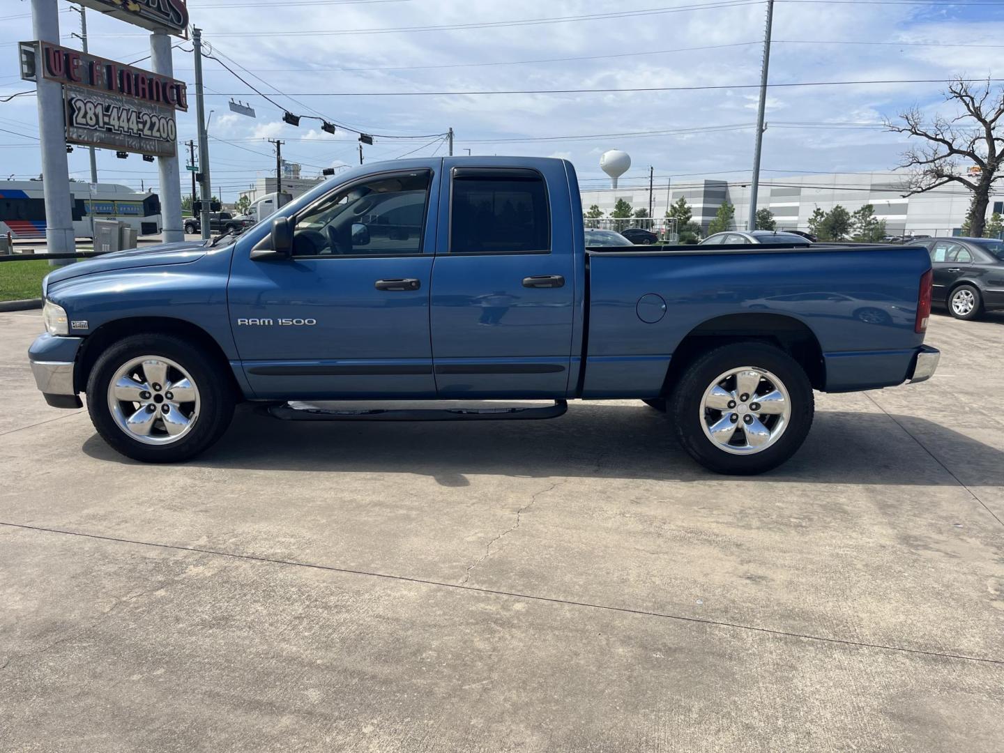 2004 Dodge Ram 1500 Laramie Quad Cab 2WD (1D7HA18DX4S) with an 5.7L V8 OHV 16V engine, AUTOMATIC transmission, located at 14700 Tomball Parkway 249, Houston, TX, 77086, (281) 444-2200, 29.928619, -95.504074 - Photo#3