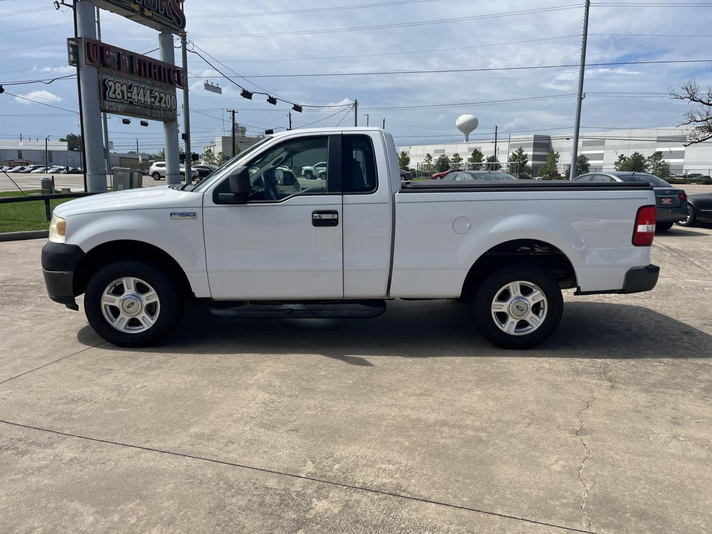 2008 Ford F-150 STX 2WD (1FTRF12208K) with an 4.2L V6 OHV 12V engine, Manual transmission, located at 14700 Tomball Parkway 249, Houston, TX, 77086, (281) 444-2200, 29.928619, -95.504074 - Photo#3