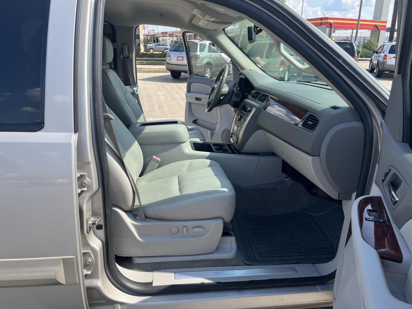 2009 GMC Yukon XL SLT-1 1/2 Ton 2WD (1GKFC36089J) with an 5.3L V8 OHV 16V FFV engine, 4-Speed Automatic transmission, located at 14700 Tomball Parkway 249, Houston, TX, 77086, (281) 444-2200, 29.928619, -95.504074 - Photo#10