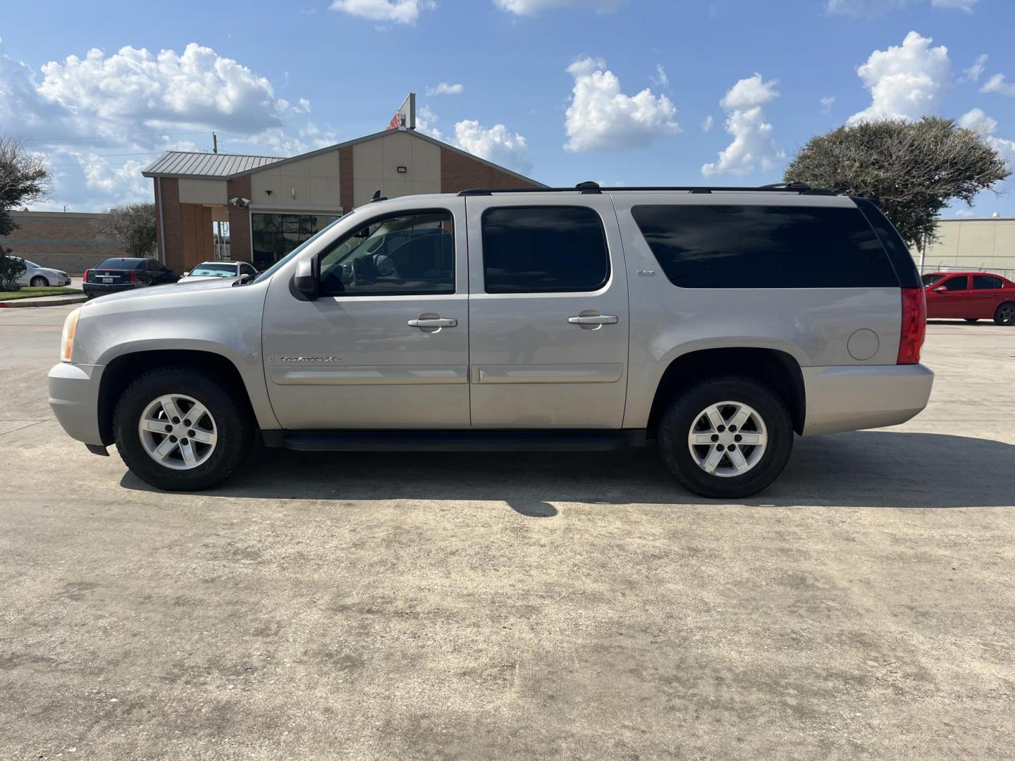 2009 GMC Yukon XL SLT-1 1/2 Ton 2WD (1GKFC36089J) with an 5.3L V8 OHV 16V FFV engine, 4-Speed Automatic transmission, located at 14700 Tomball Parkway 249, Houston, TX, 77086, (281) 444-2200, 29.928619, -95.504074 - Photo#3