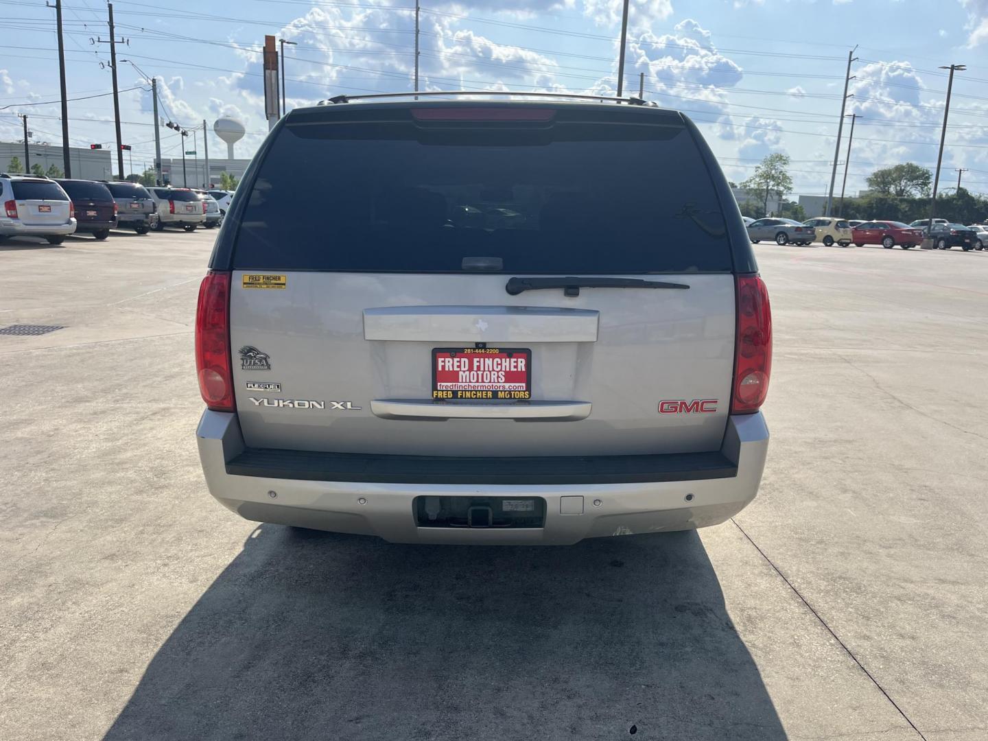 2009 GMC Yukon XL SLT-1 1/2 Ton 2WD (1GKFC36089J) with an 5.3L V8 OHV 16V FFV engine, 4-Speed Automatic transmission, located at 14700 Tomball Parkway 249, Houston, TX, 77086, (281) 444-2200, 29.928619, -95.504074 - Photo#4