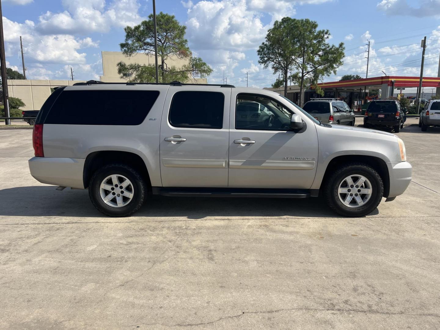 2009 GMC Yukon XL SLT-1 1/2 Ton 2WD (1GKFC36089J) with an 5.3L V8 OHV 16V FFV engine, 4-Speed Automatic transmission, located at 14700 Tomball Parkway 249, Houston, TX, 77086, (281) 444-2200, 29.928619, -95.504074 - Photo#6