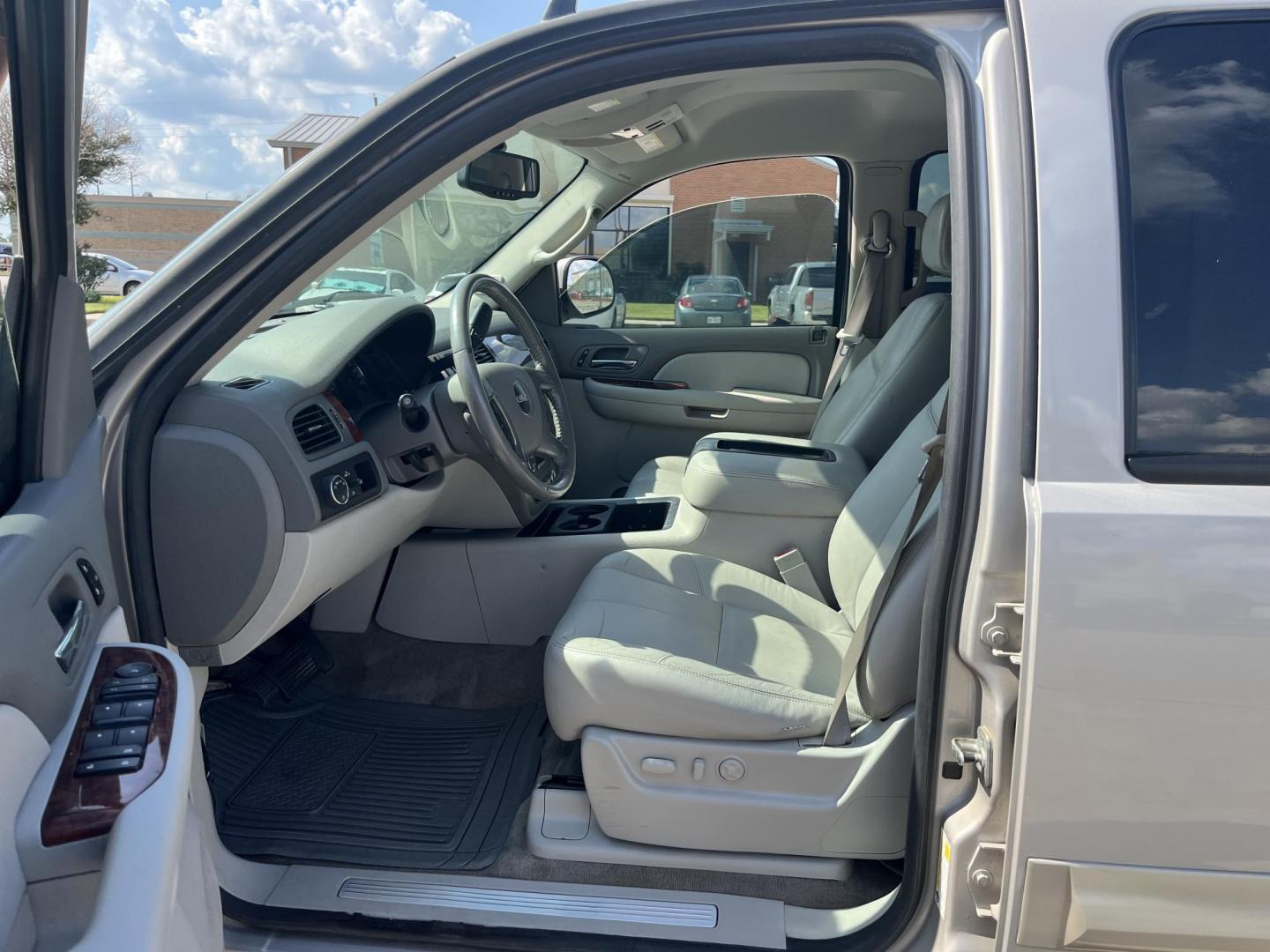 2009 GMC Yukon XL SLT-1 1/2 Ton 2WD (1GKFC36089J) with an 5.3L V8 OHV 16V FFV engine, 4-Speed Automatic transmission, located at 14700 Tomball Parkway 249, Houston, TX, 77086, (281) 444-2200, 29.928619, -95.504074 - Photo#7