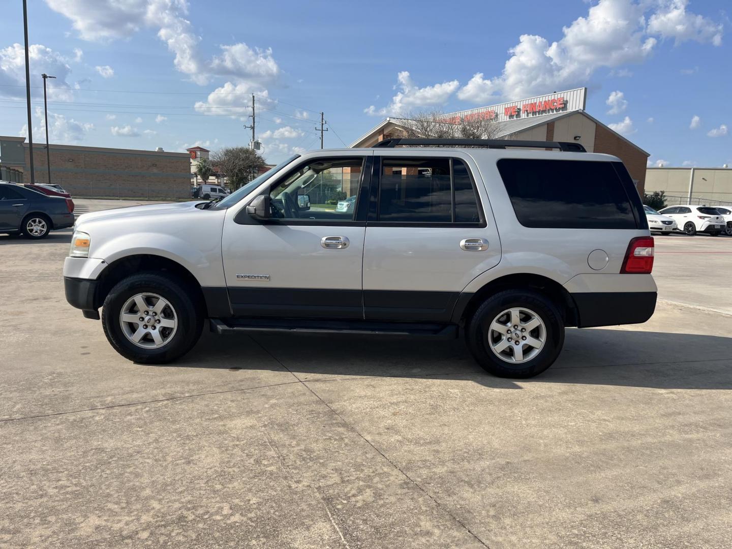 2007 Ford Expedition XLT 2WD (1FMFU15587L) with an 5.4L V8 SOHC 16V engine, 6-Speed Automatic Overdrive transmission, located at 14700 Tomball Parkway 249, Houston, TX, 77086, (281) 444-2200, 29.928619, -95.504074 - Photo#3