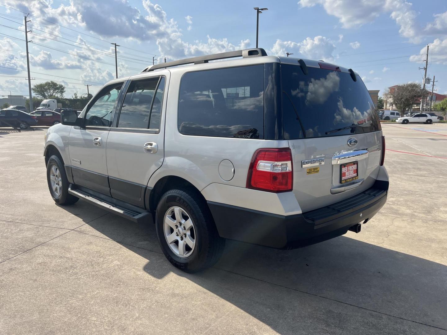 2007 Ford Expedition XLT 2WD (1FMFU15587L) with an 5.4L V8 SOHC 16V engine, 6-Speed Automatic Overdrive transmission, located at 14700 Tomball Parkway 249, Houston, TX, 77086, (281) 444-2200, 29.928619, -95.504074 - Photo#4