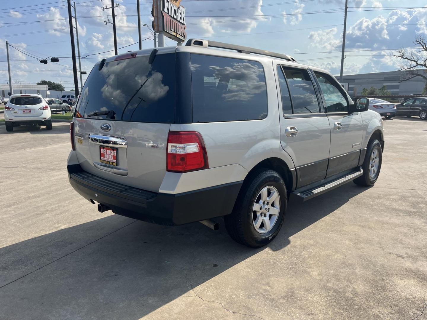 2007 Ford Expedition XLT 2WD (1FMFU15587L) with an 5.4L V8 SOHC 16V engine, 6-Speed Automatic Overdrive transmission, located at 14700 Tomball Parkway 249, Houston, TX, 77086, (281) 444-2200, 29.928619, -95.504074 - Photo#6