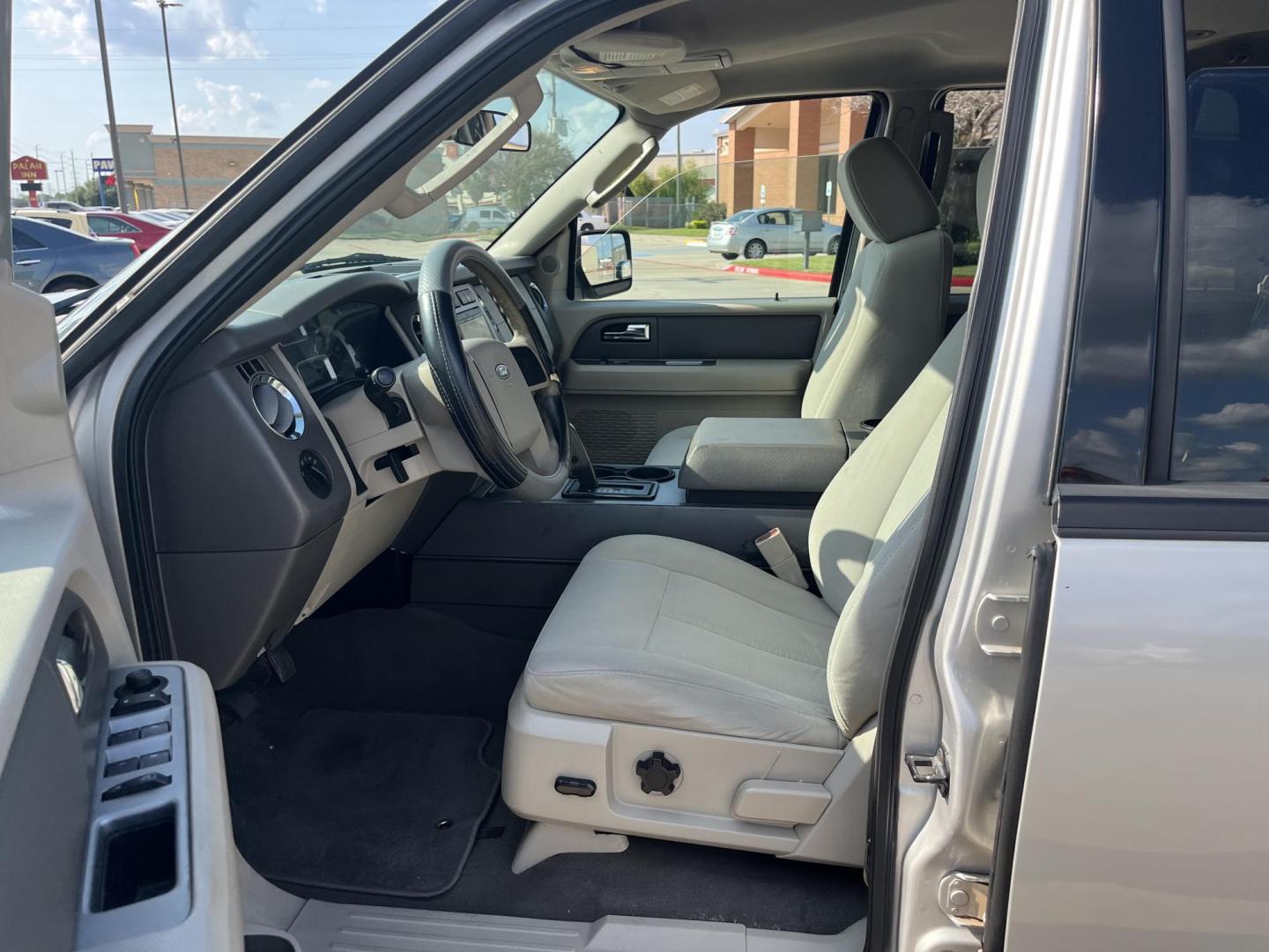 2007 Ford Expedition XLT 2WD (1FMFU15587L) with an 5.4L V8 SOHC 16V engine, 6-Speed Automatic Overdrive transmission, located at 14700 Tomball Parkway 249, Houston, TX, 77086, (281) 444-2200, 29.928619, -95.504074 - Photo#7