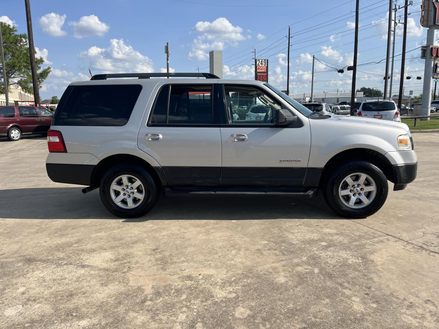 2007 Ford Expedition XLT 2WD (1FMFU15587L) with an 5.4L V8 SOHC 16V engine, 6-Speed Automatic Overdrive transmission, located at 14700 Tomball Parkway 249, Houston, TX, 77086, (281) 444-2200, 29.928619, -95.504074 - Photo#9