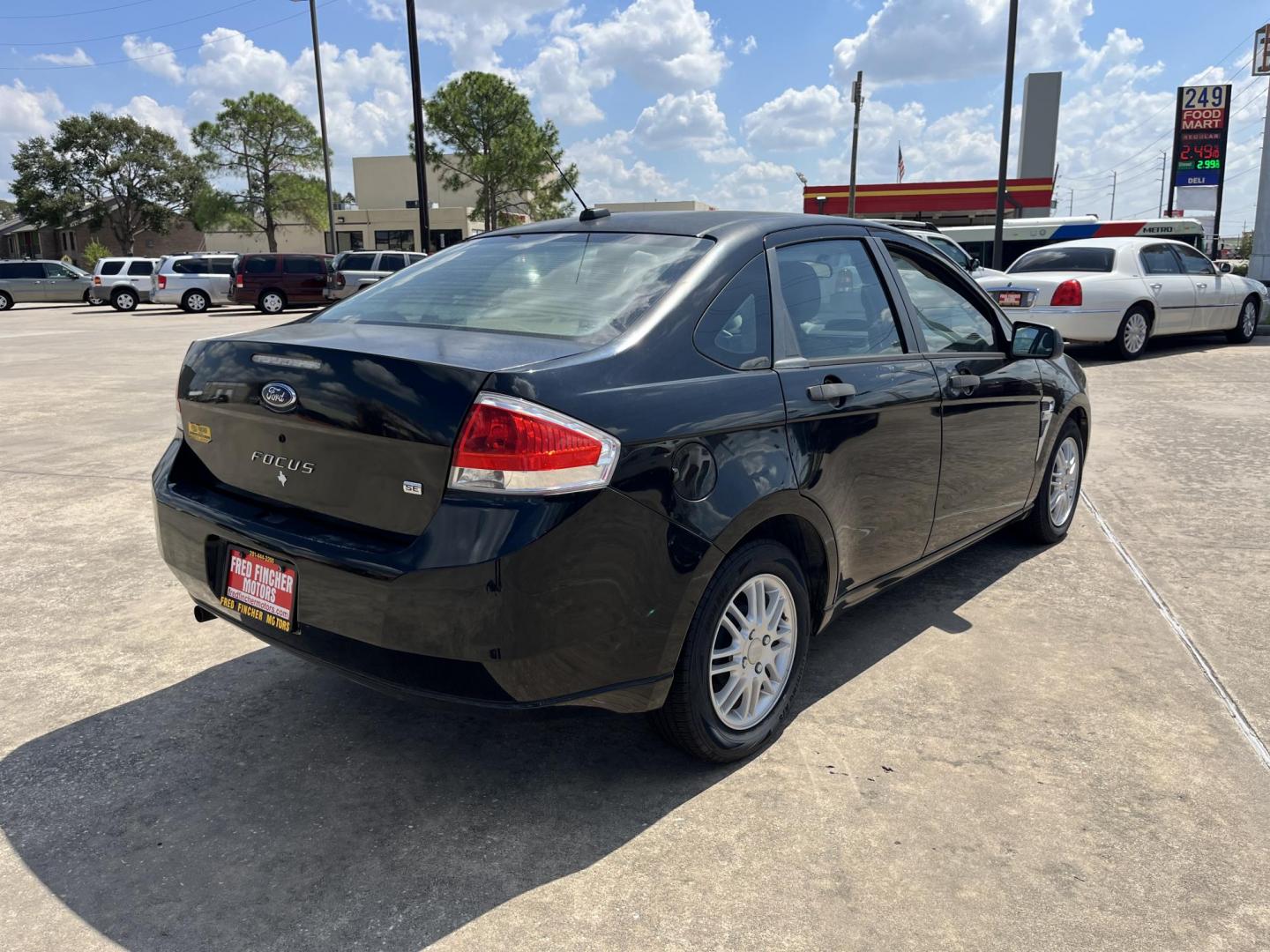 2008 Black /gray Ford Focus SES Sedan (1FAHP35N48W) with an 2.0L L4 DOHC 16V engine, 5-Speed Automatic Overdrive transmission, located at 14700 Tomball Parkway 249, Houston, TX, 77086, (281) 444-2200, 29.928619, -95.504074 - Photo#5