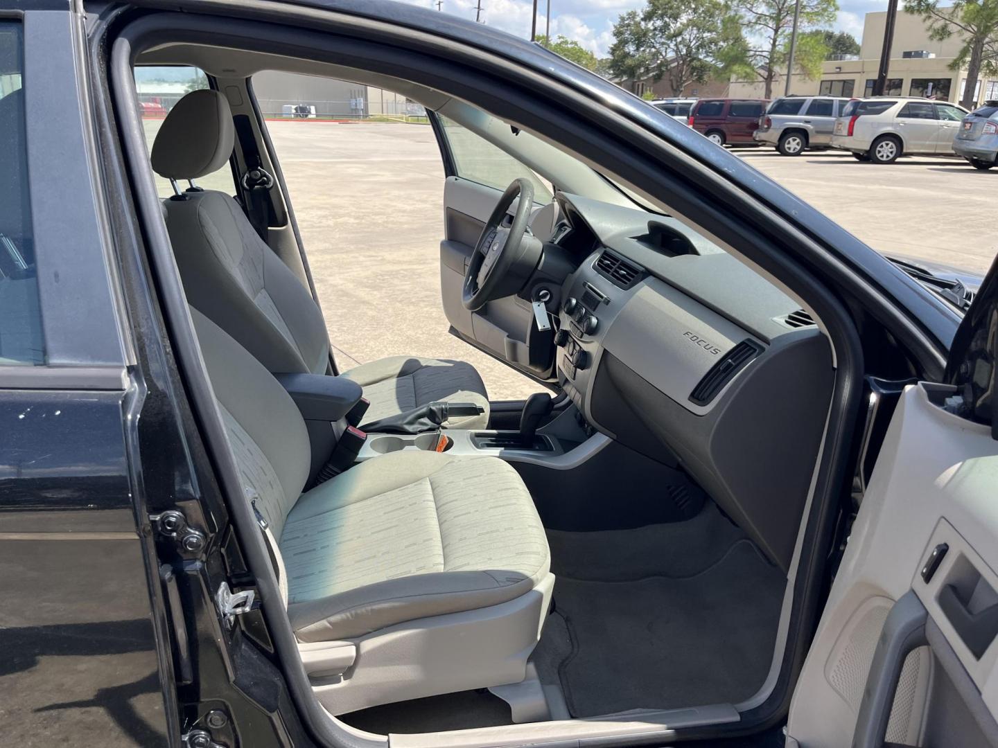 2008 Black /gray Ford Focus SES Sedan (1FAHP35N48W) with an 2.0L L4 DOHC 16V engine, 5-Speed Automatic Overdrive transmission, located at 14700 Tomball Parkway 249, Houston, TX, 77086, (281) 444-2200, 29.928619, -95.504074 - Photo#9