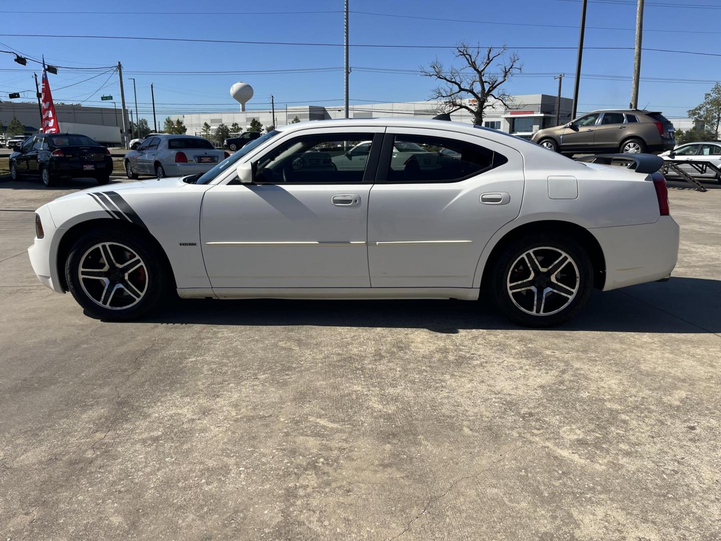 2008 white /black Dodge Charger R/T (2B3KA53H78H) with an 5.7L V8 OHV 16V engine, 5-Speed Automatic Overdrive transmission, located at 14700 Tomball Parkway 249, Houston, TX, 77086, (281) 444-2200, 29.928619, -95.504074 - Photo#3