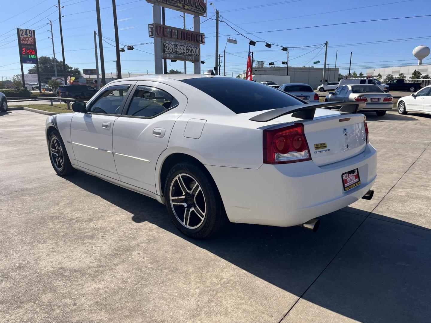 2008 white /black Dodge Charger R/T (2B3KA53H78H) with an 5.7L V8 OHV 16V engine, 5-Speed Automatic Overdrive transmission, located at 14700 Tomball Parkway 249, Houston, TX, 77086, (281) 444-2200, 29.928619, -95.504074 - Photo#4