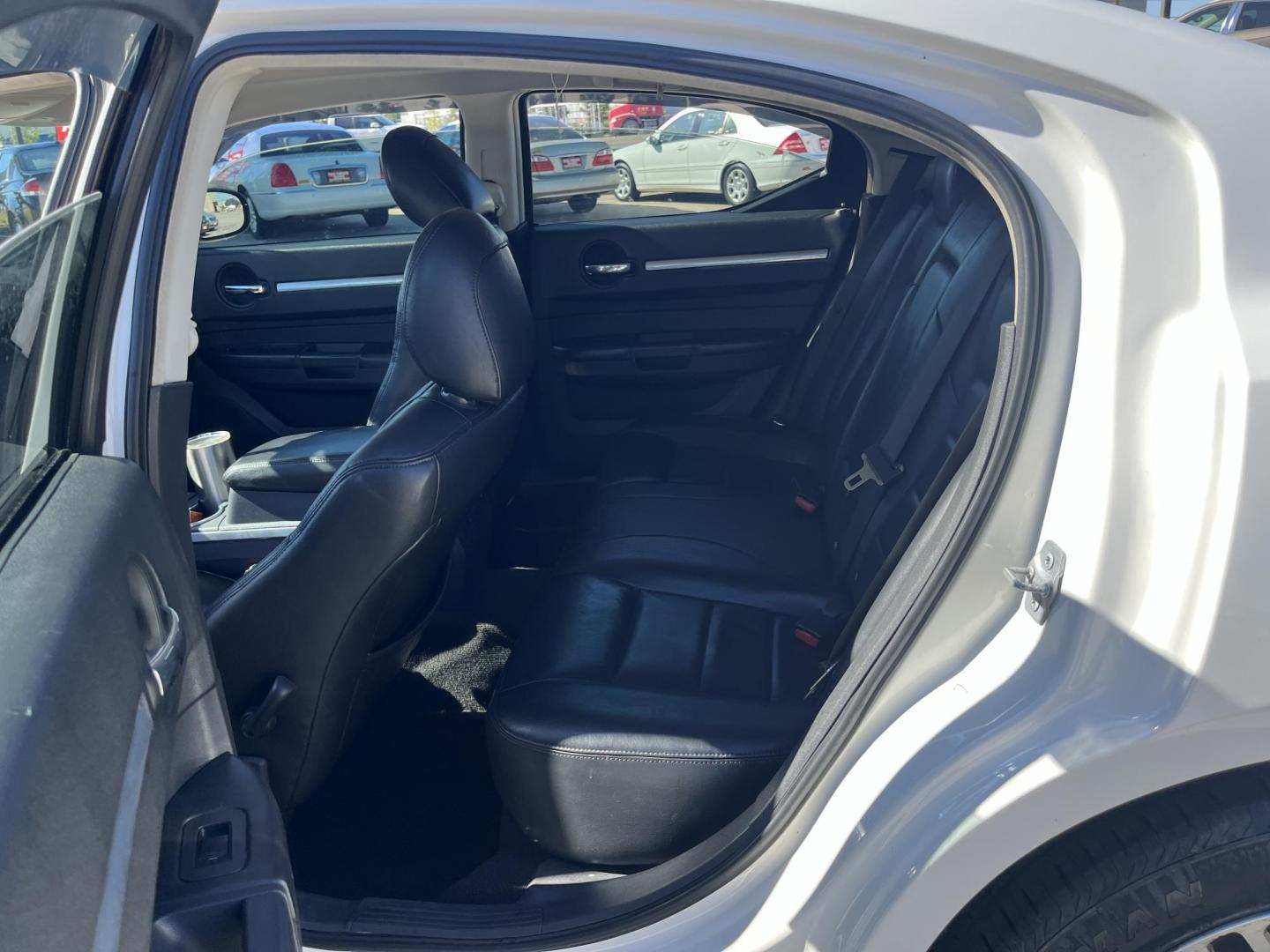 2008 white /black Dodge Charger R/T (2B3KA53H78H) with an 5.7L V8 OHV 16V engine, 5-Speed Automatic Overdrive transmission, located at 14700 Tomball Parkway 249, Houston, TX, 77086, (281) 444-2200, 29.928619, -95.504074 - Photo#9