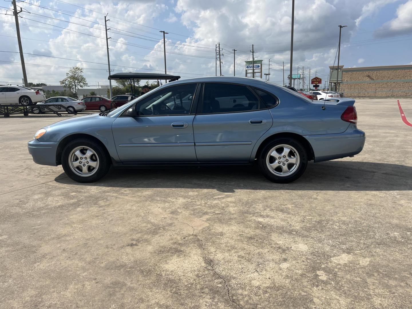 2005 blue /TAN Ford Taurus SE (1FAFP53285A) with an 3.0L V6 OHV 12V FFV engine, 4-Speed Automatic Overdrive transmission, located at 14700 Tomball Parkway 249, Houston, TX, 77086, (281) 444-2200, 29.928619, -95.504074 - Photo#2