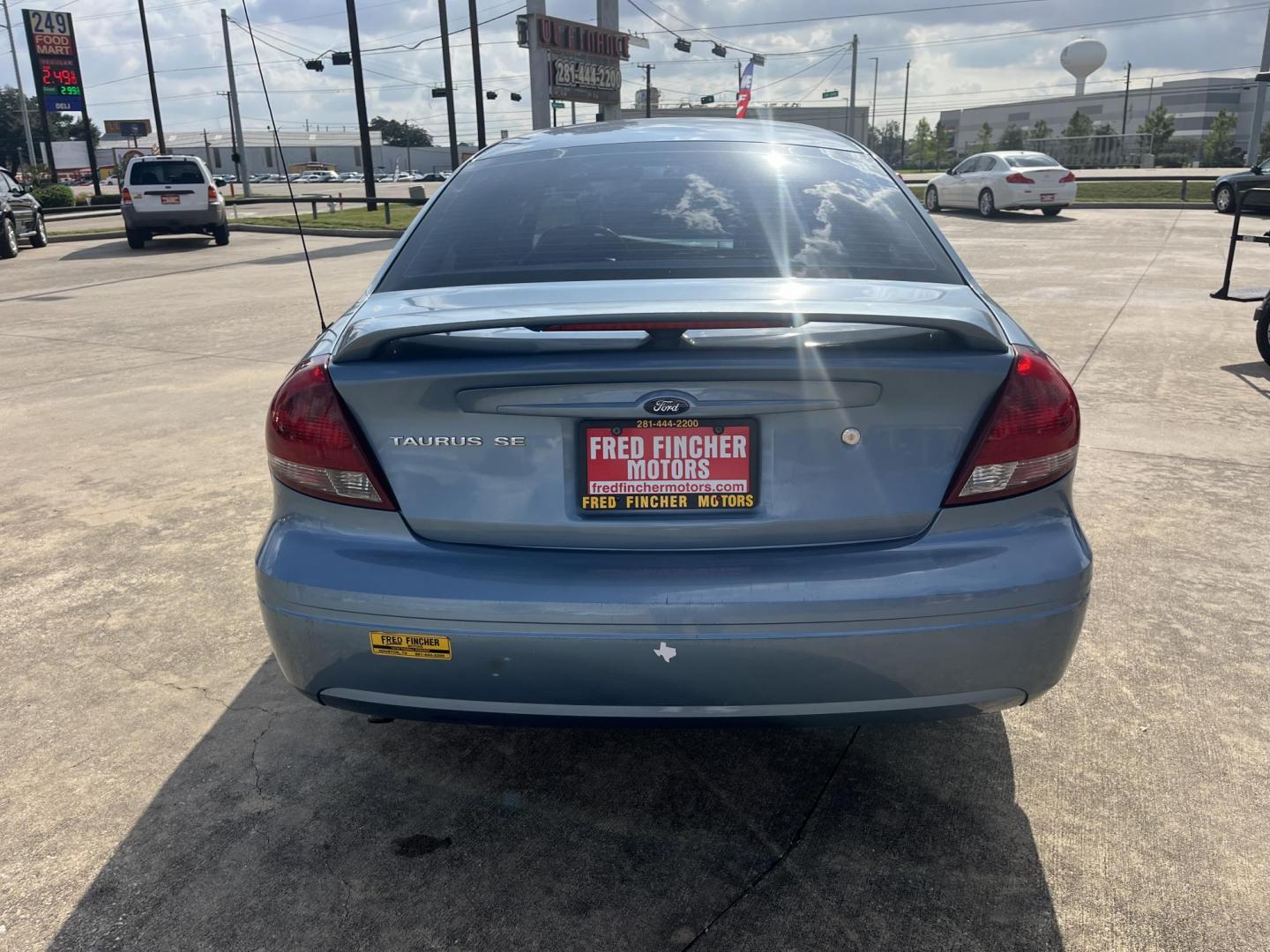 2005 blue /TAN Ford Taurus SE (1FAFP53285A) with an 3.0L V6 OHV 12V FFV engine, 4-Speed Automatic Overdrive transmission, located at 14700 Tomball Parkway 249, Houston, TX, 77086, (281) 444-2200, 29.928619, -95.504074 - Photo#4