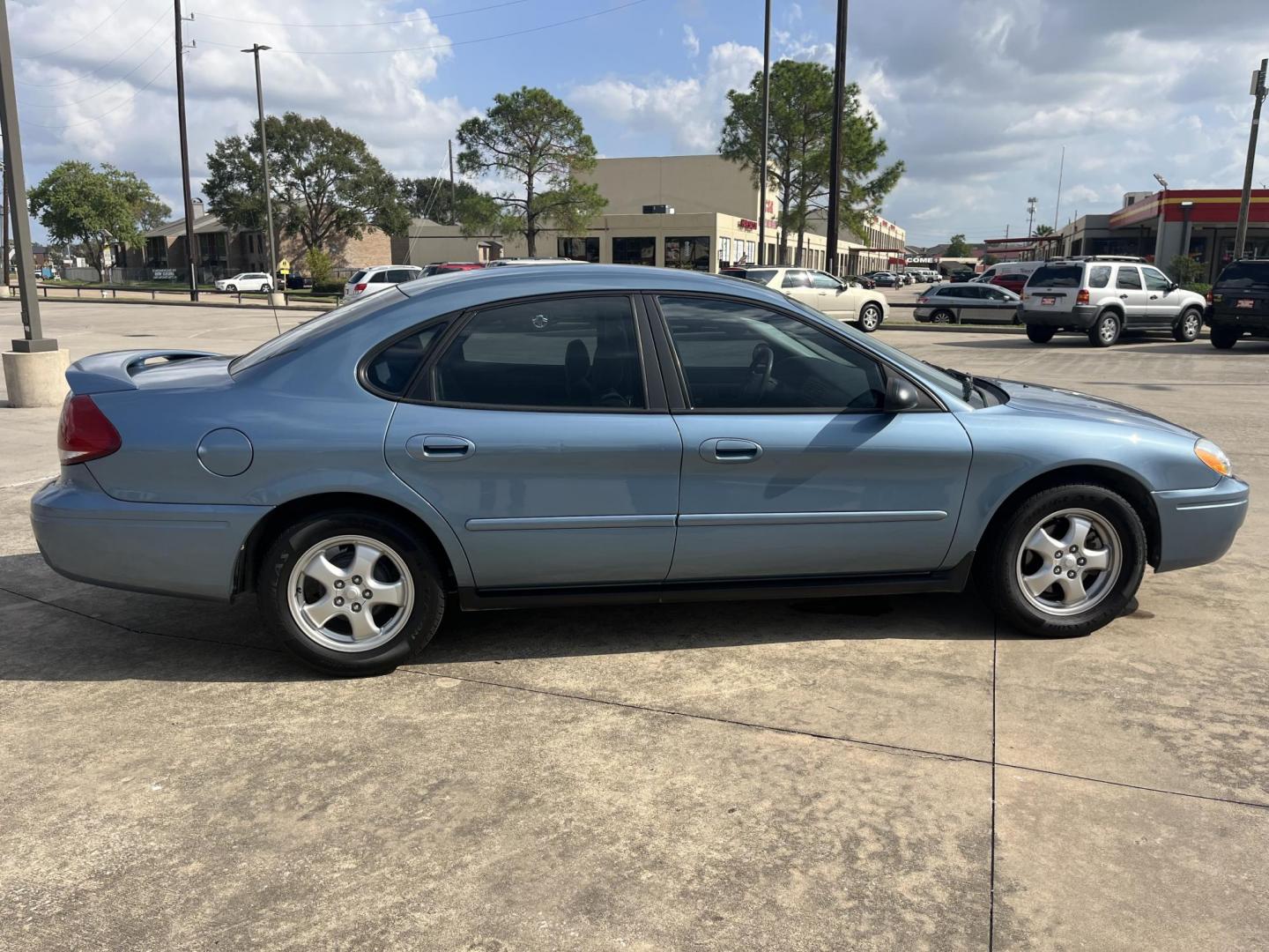 2005 blue /TAN Ford Taurus SE (1FAFP53285A) with an 3.0L V6 OHV 12V FFV engine, 4-Speed Automatic Overdrive transmission, located at 14700 Tomball Parkway 249, Houston, TX, 77086, (281) 444-2200, 29.928619, -95.504074 - Photo#5