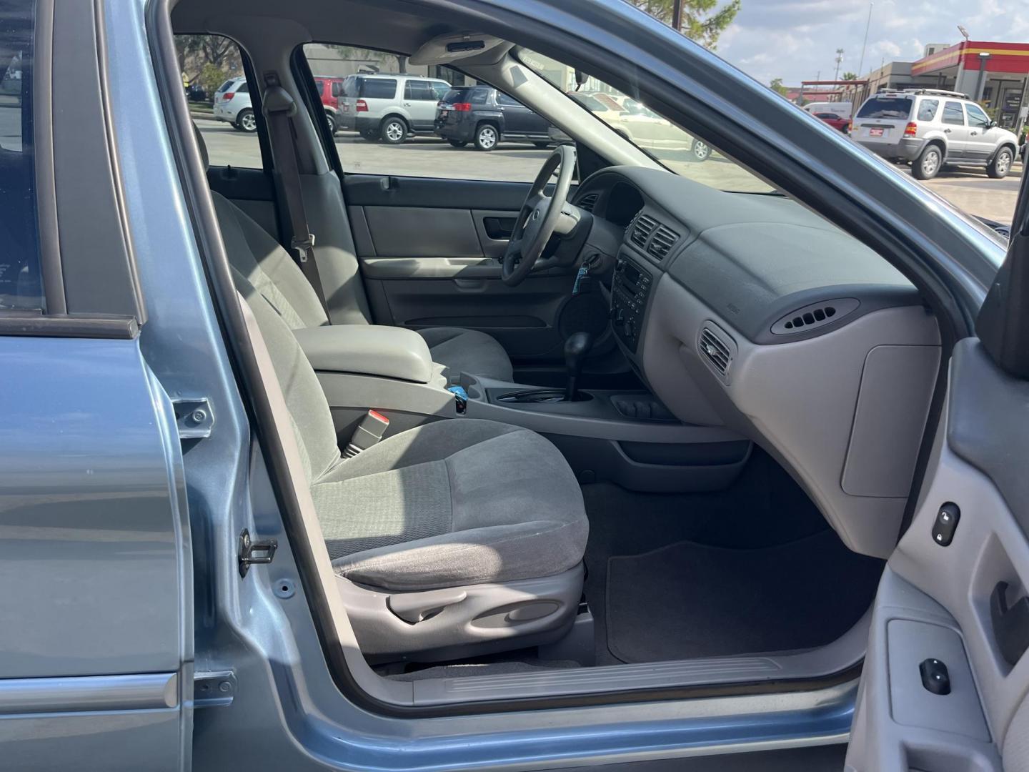 2005 blue /TAN Ford Taurus SE (1FAFP53285A) with an 3.0L V6 OHV 12V FFV engine, 4-Speed Automatic Overdrive transmission, located at 14700 Tomball Parkway 249, Houston, TX, 77086, (281) 444-2200, 29.928619, -95.504074 - Photo#9