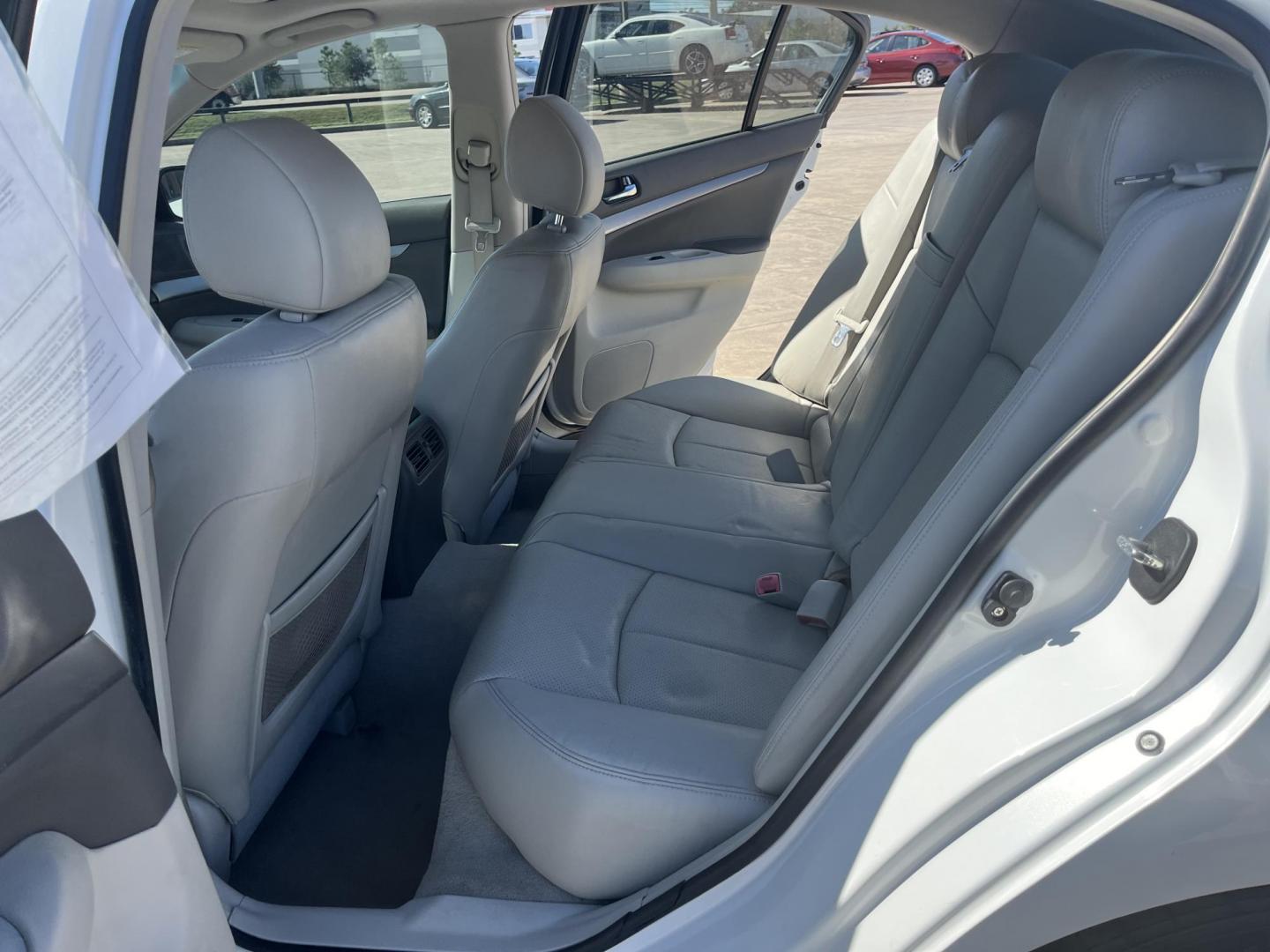 2010 white /TAN Infiniti G Sedan G37 (JN1CV6AP5AM) with an 3.7L V6 DOHC 24V engine, 5-Speed Automatic transmission, located at 14700 Tomball Parkway 249, Houston, TX, 77086, (281) 444-2200, 29.928619, -95.504074 - Photo#11