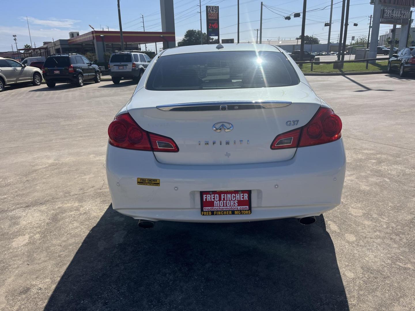 2010 white /TAN Infiniti G Sedan G37 (JN1CV6AP5AM) with an 3.7L V6 DOHC 24V engine, 5-Speed Automatic transmission, located at 14700 Tomball Parkway 249, Houston, TX, 77086, (281) 444-2200, 29.928619, -95.504074 - Photo#4