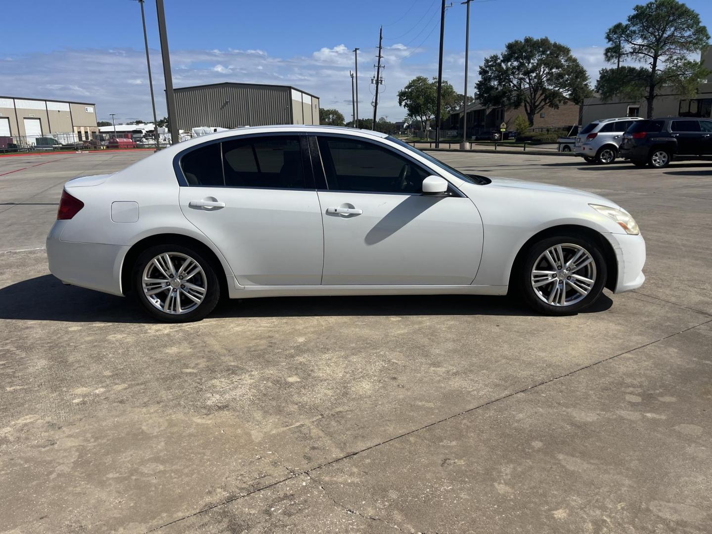 2010 white /TAN Infiniti G Sedan G37 (JN1CV6AP5AM) with an 3.7L V6 DOHC 24V engine, 5-Speed Automatic transmission, located at 14700 Tomball Parkway 249, Houston, TX, 77086, (281) 444-2200, 29.928619, -95.504074 - Photo#7