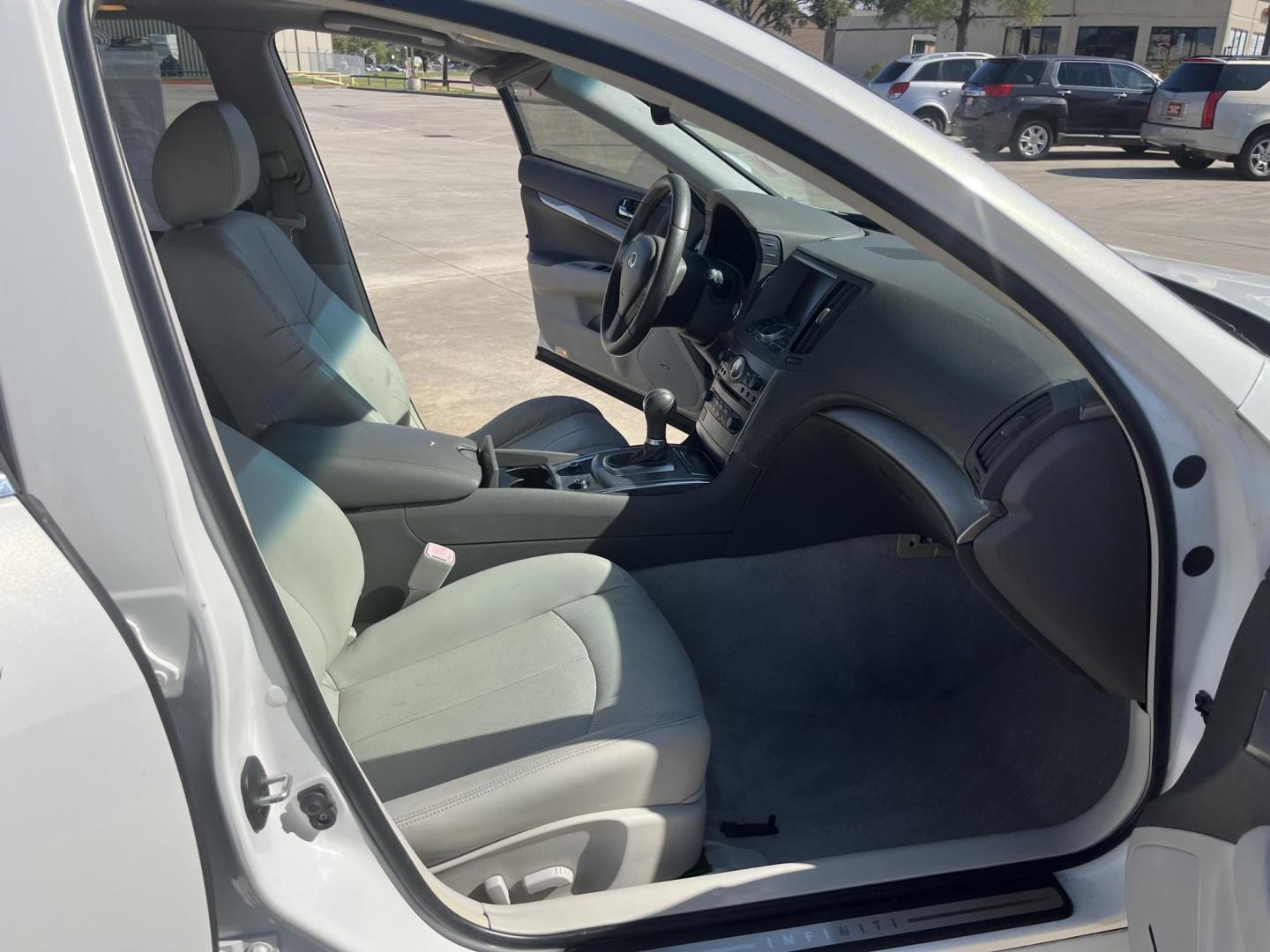 2010 white /TAN Infiniti G Sedan G37 (JN1CV6AP5AM) with an 3.7L V6 DOHC 24V engine, 5-Speed Automatic transmission, located at 14700 Tomball Parkway 249, Houston, TX, 77086, (281) 444-2200, 29.928619, -95.504074 - Photo#9