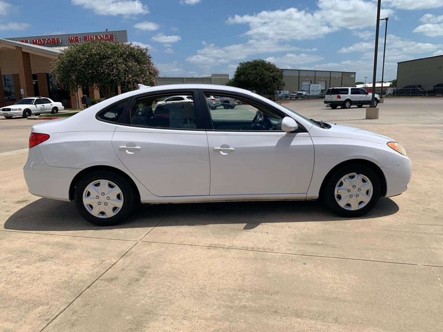 2010 white /TAN Hyundai Elantra GLS (KMHDU4AD5AU) with an 2.0L L4 DOHC 16V engine, Automatic Overdrive transmission, located at 14700 Tomball Parkway 249, Houston, TX, 77086, (281) 444-2200, 29.928619, -95.504074 - Photo#3