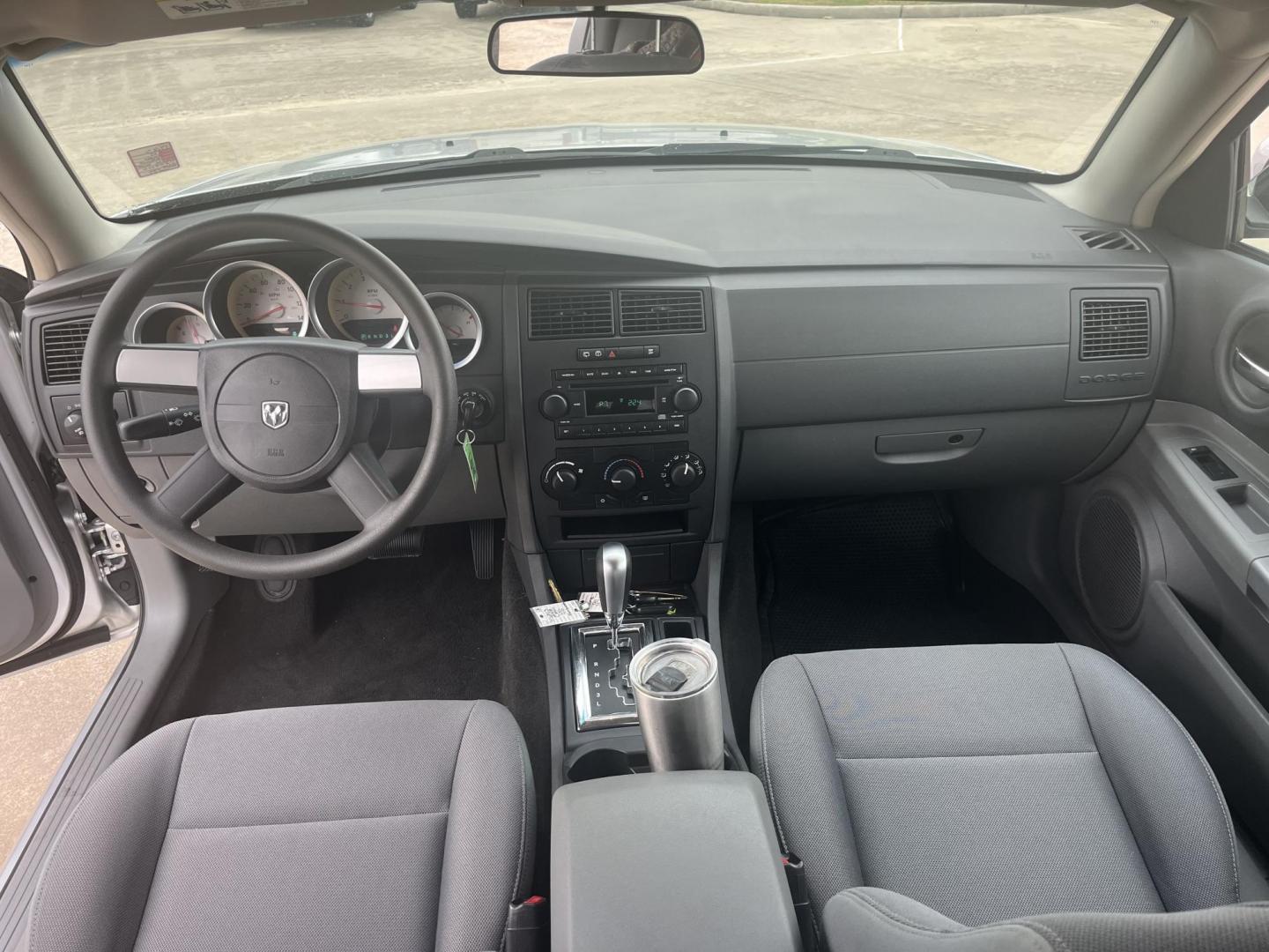 2005 silver /gray Dodge Magnum SXT (2D4FV48V75H) with an 3.5L V6 SOHC 24V engine, 4-Speed Automatic Overdrive transmission, located at 14700 Tomball Parkway 249, Houston, TX, 77086, (281) 444-2200, 29.928619, -95.504074 - Photo#10