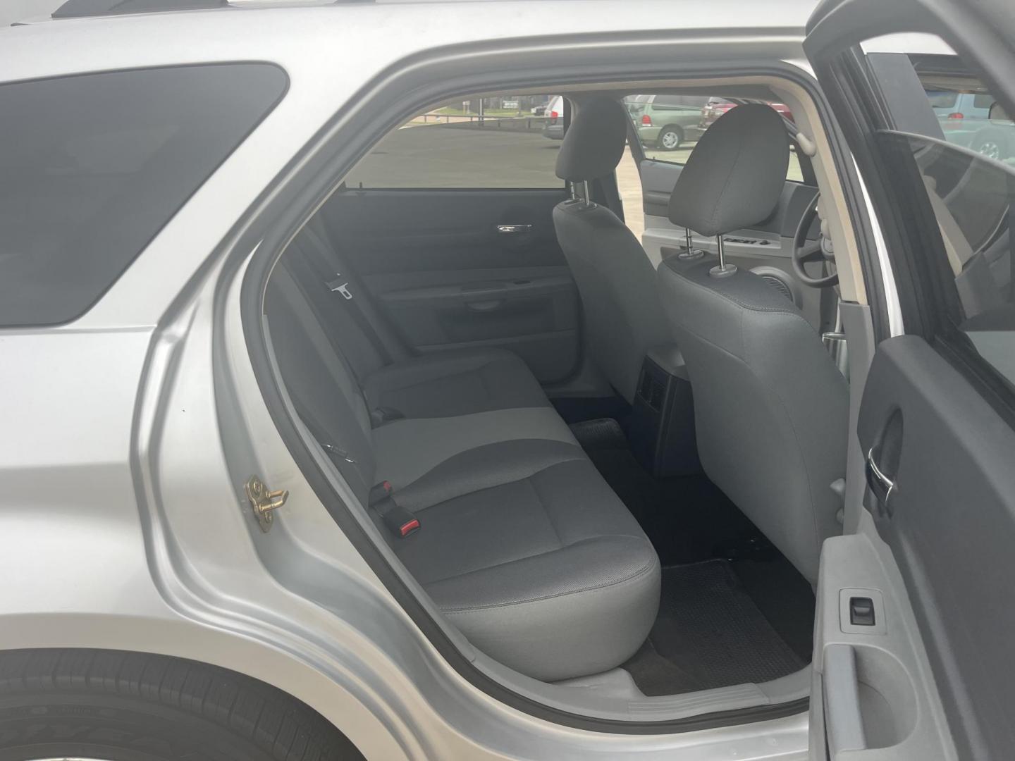 2005 silver /gray Dodge Magnum SXT (2D4FV48V75H) with an 3.5L V6 SOHC 24V engine, 4-Speed Automatic Overdrive transmission, located at 14700 Tomball Parkway 249, Houston, TX, 77086, (281) 444-2200, 29.928619, -95.504074 - Photo#12