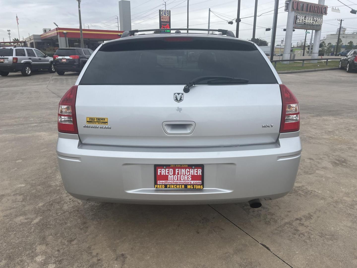 2005 silver /gray Dodge Magnum SXT (2D4FV48V75H) with an 3.5L V6 SOHC 24V engine, 4-Speed Automatic Overdrive transmission, located at 14700 Tomball Parkway 249, Houston, TX, 77086, (281) 444-2200, 29.928619, -95.504074 - Photo#4