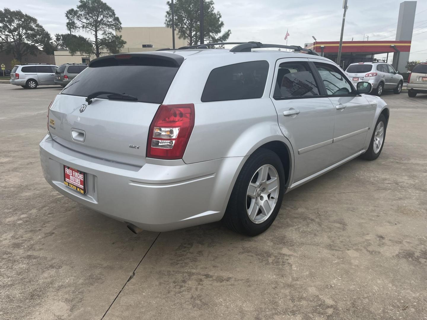 2005 silver /gray Dodge Magnum SXT (2D4FV48V75H) with an 3.5L V6 SOHC 24V engine, 4-Speed Automatic Overdrive transmission, located at 14700 Tomball Parkway 249, Houston, TX, 77086, (281) 444-2200, 29.928619, -95.504074 - Photo#6