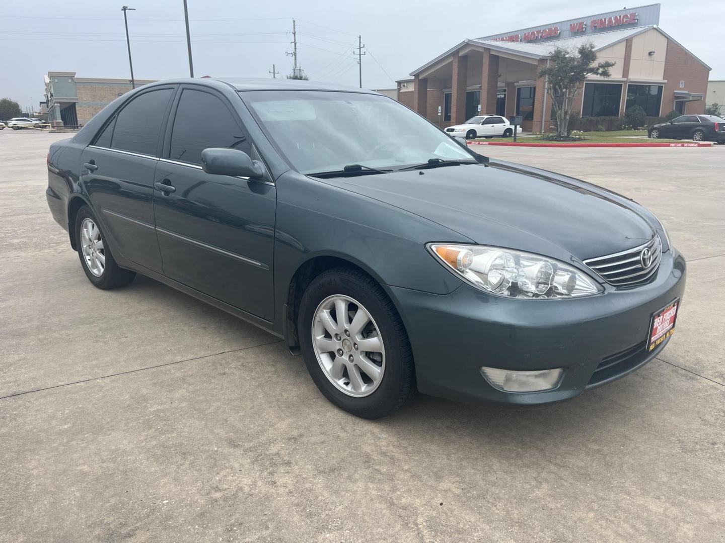 2005 green /TAN Toyota Camry LE (4T1BE32K35U) with an 2.4L L4 DOHC 16V engine, Automatic Overdrive transmission, located at 14700 Tomball Parkway 249, Houston, TX, 77086, (281) 444-2200, 29.928619, -95.504074 - Photo#0