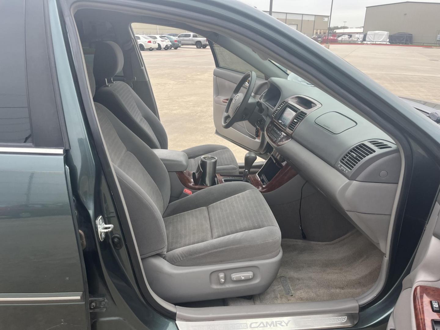 2005 green /TAN Toyota Camry LE (4T1BE32K35U) with an 2.4L L4 DOHC 16V engine, Automatic Overdrive transmission, located at 14700 Tomball Parkway 249, Houston, TX, 77086, (281) 444-2200, 29.928619, -95.504074 - Photo#10