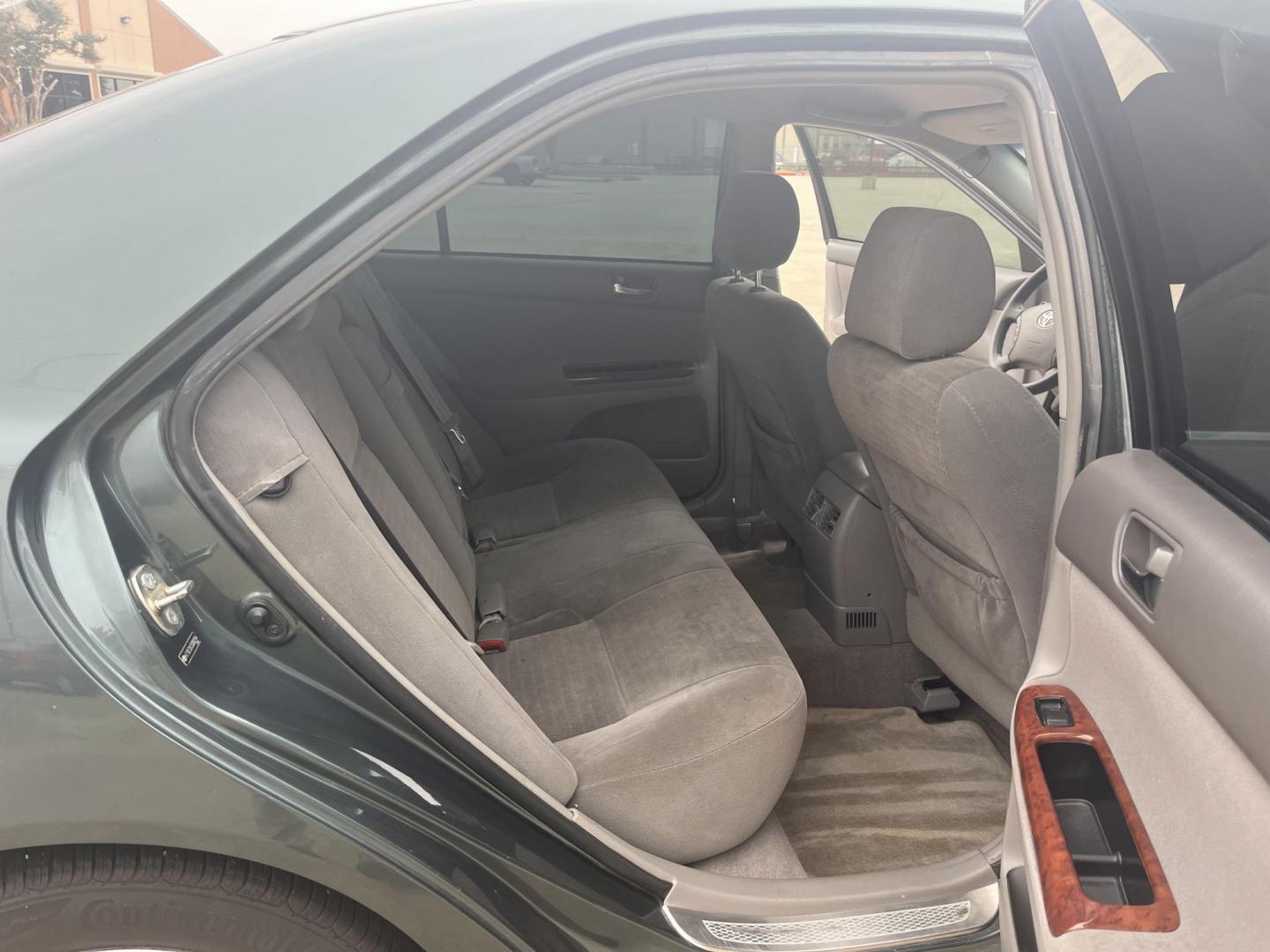 2005 green /TAN Toyota Camry LE (4T1BE32K35U) with an 2.4L L4 DOHC 16V engine, Automatic Overdrive transmission, located at 14700 Tomball Parkway 249, Houston, TX, 77086, (281) 444-2200, 29.928619, -95.504074 - Photo#11