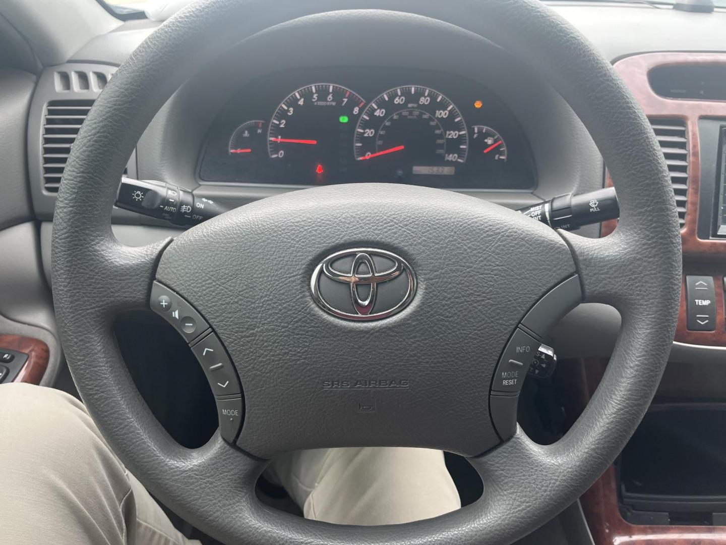 2005 green /TAN Toyota Camry LE (4T1BE32K35U) with an 2.4L L4 DOHC 16V engine, Automatic Overdrive transmission, located at 14700 Tomball Parkway 249, Houston, TX, 77086, (281) 444-2200, 29.928619, -95.504074 - Photo#16