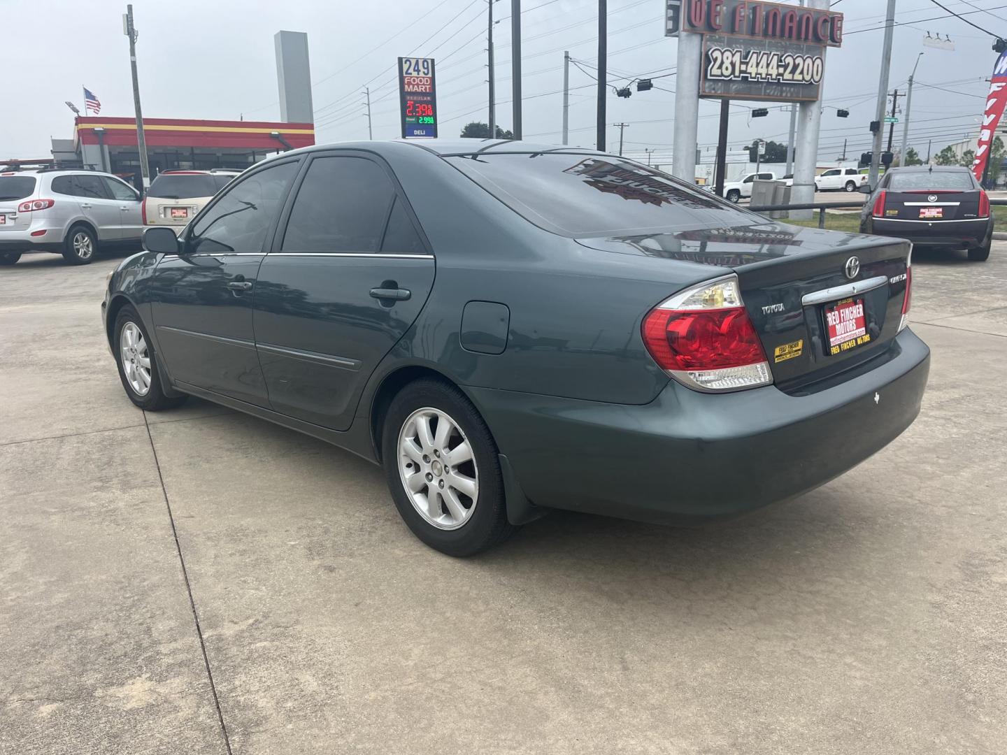 2005 green /TAN Toyota Camry LE (4T1BE32K35U) with an 2.4L L4 DOHC 16V engine, Automatic Overdrive transmission, located at 14700 Tomball Parkway 249, Houston, TX, 77086, (281) 444-2200, 29.928619, -95.504074 - Photo#3