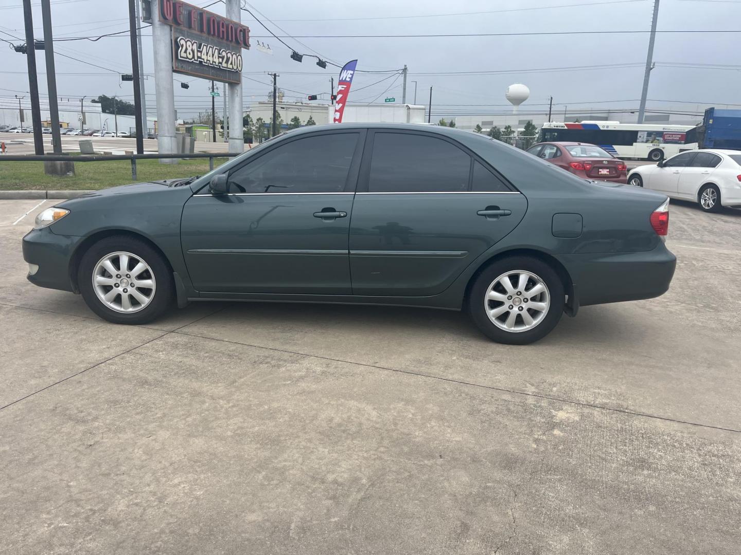 2005 green /TAN Toyota Camry LE (4T1BE32K35U) with an 2.4L L4 DOHC 16V engine, Automatic Overdrive transmission, located at 14700 Tomball Parkway 249, Houston, TX, 77086, (281) 444-2200, 29.928619, -95.504074 - Photo#4