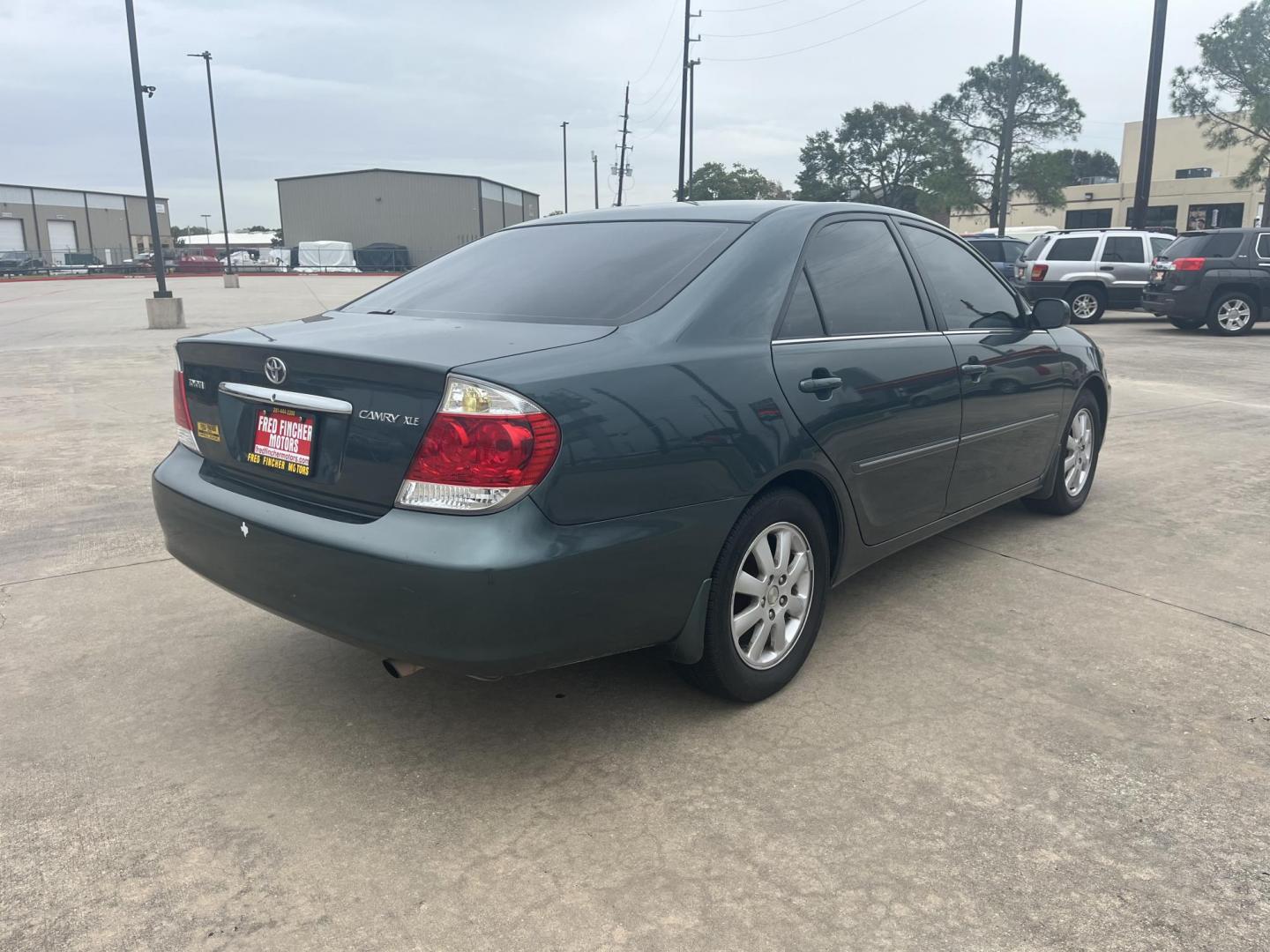 2005 green /TAN Toyota Camry LE (4T1BE32K35U) with an 2.4L L4 DOHC 16V engine, Automatic Overdrive transmission, located at 14700 Tomball Parkway 249, Houston, TX, 77086, (281) 444-2200, 29.928619, -95.504074 - Photo#6