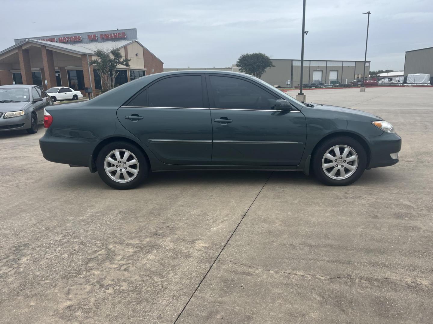 2005 green /TAN Toyota Camry LE (4T1BE32K35U) with an 2.4L L4 DOHC 16V engine, Automatic Overdrive transmission, located at 14700 Tomball Parkway 249, Houston, TX, 77086, (281) 444-2200, 29.928619, -95.504074 - Photo#7