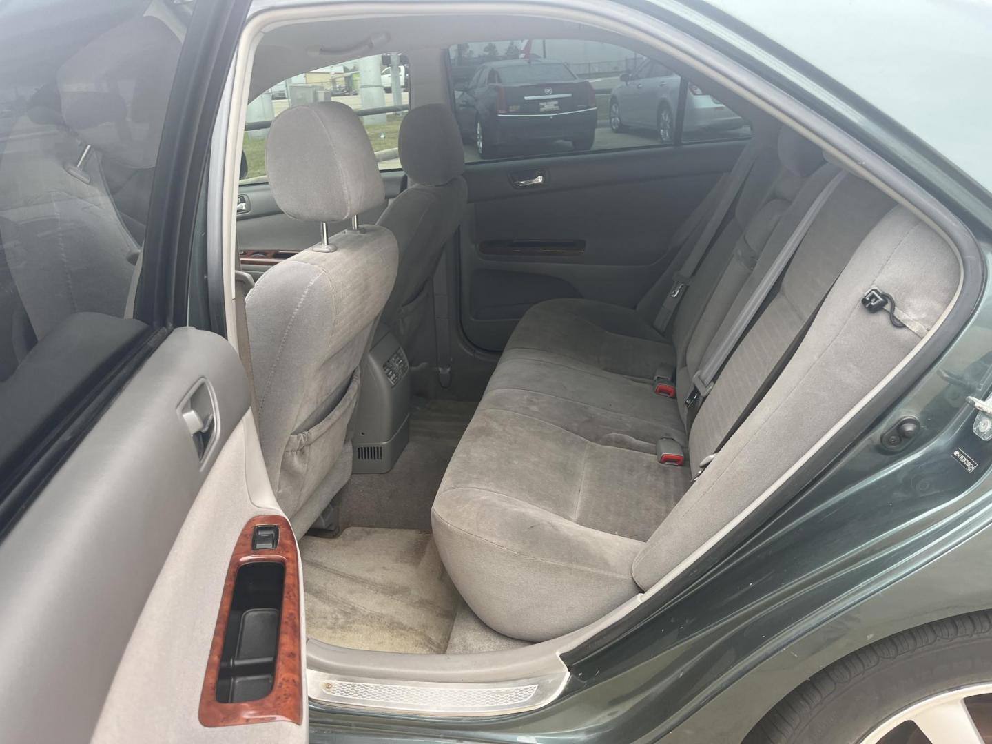 2005 green /TAN Toyota Camry LE (4T1BE32K35U) with an 2.4L L4 DOHC 16V engine, Automatic Overdrive transmission, located at 14700 Tomball Parkway 249, Houston, TX, 77086, (281) 444-2200, 29.928619, -95.504074 - Photo#9