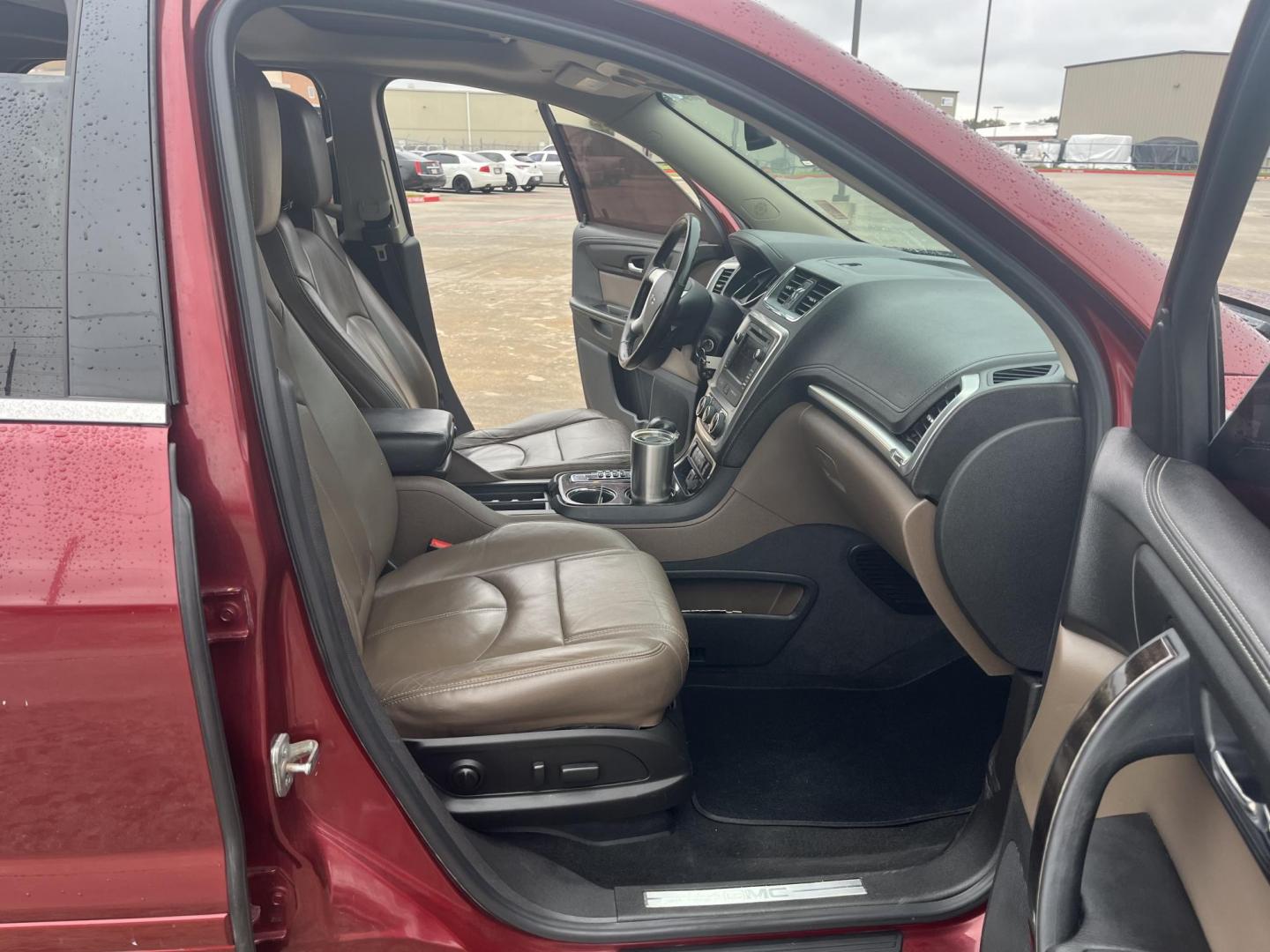 2015 red /TAN GMC Acadia SLT-1 AWD (1GKKVRKD7FJ) with an 3.6L V6 DOHC 24V engine, 6-Speed Automatic transmission, located at 14700 Tomball Parkway 249, Houston, TX, 77086, (281) 444-2200, 29.928619, -95.504074 - Photo#10