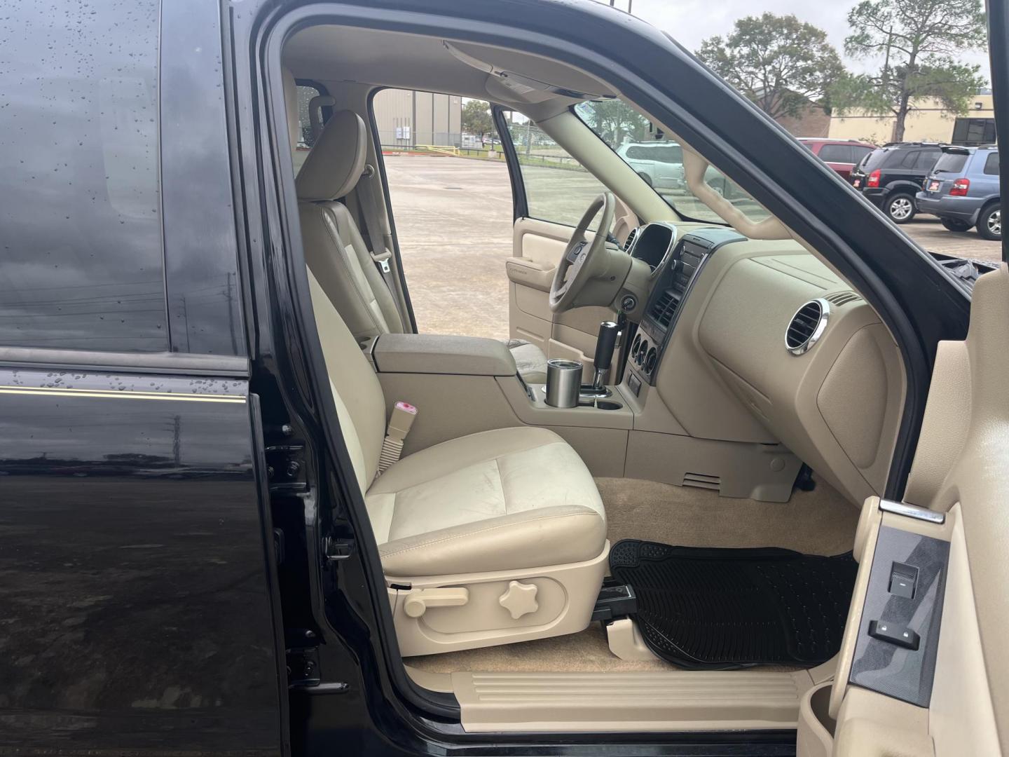 2009 black /gray Ford Explorer XLT 4.0L 2WD (1FMEU63E69U) with an 4.0L V6 SOHC 16V engine, 5-Speed Automatic transmission, located at 14700 Tomball Parkway 249, Houston, TX, 77086, (281) 444-2200, 29.928619, -95.504074 - Photo#10