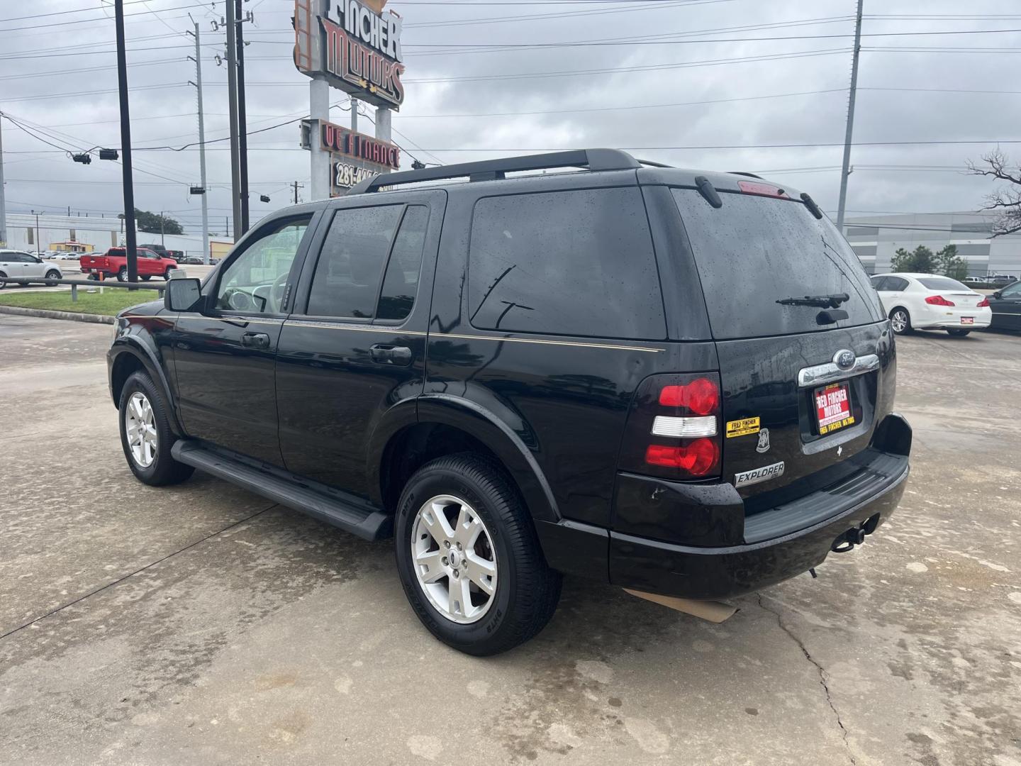 2009 black /gray Ford Explorer XLT 4.0L 2WD (1FMEU63E69U) with an 4.0L V6 SOHC 16V engine, 5-Speed Automatic transmission, located at 14700 Tomball Parkway 249, Houston, TX, 77086, (281) 444-2200, 29.928619, -95.504074 - Photo#3