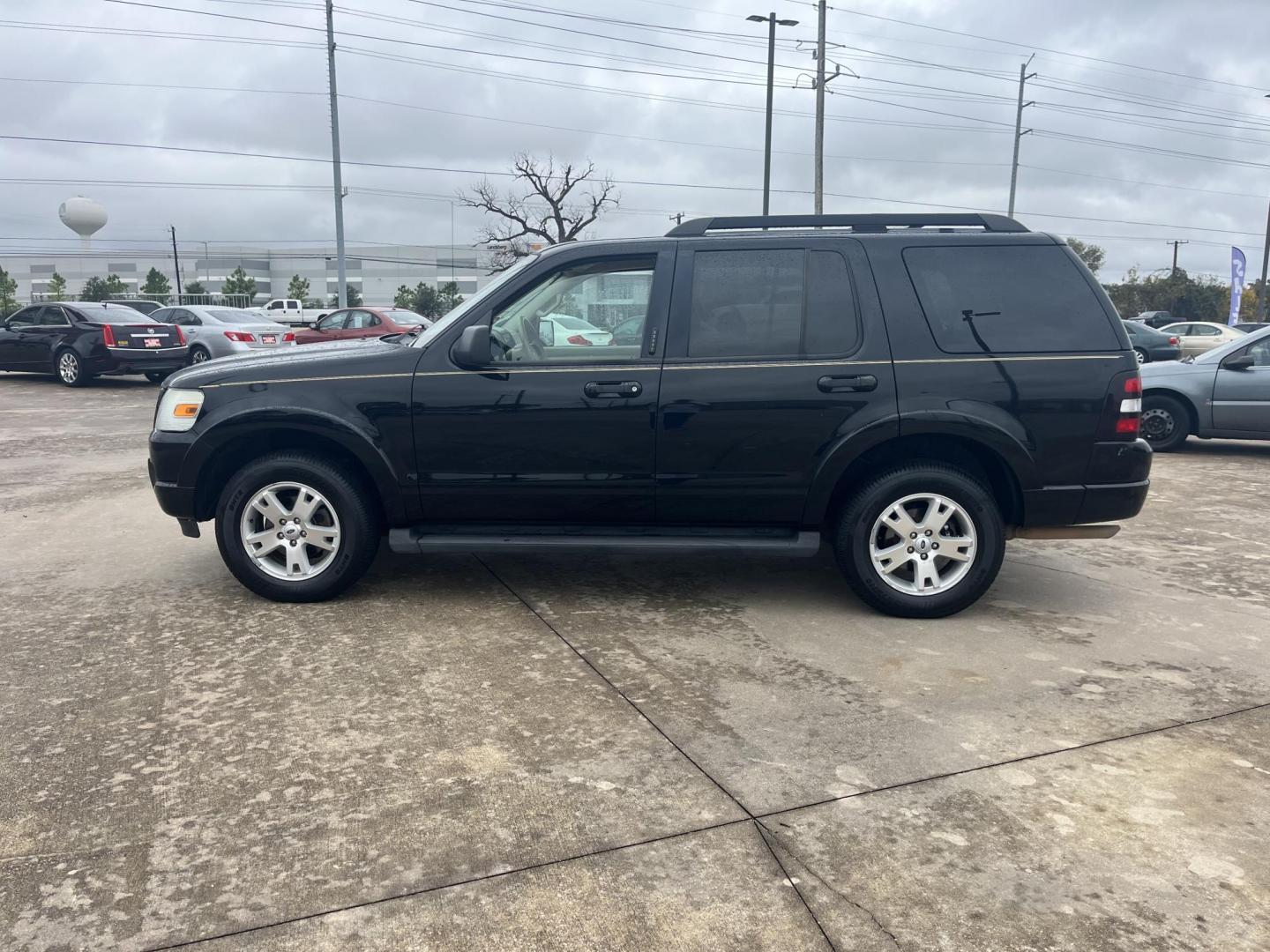 2009 black /gray Ford Explorer XLT 4.0L 2WD (1FMEU63E69U) with an 4.0L V6 SOHC 16V engine, 5-Speed Automatic transmission, located at 14700 Tomball Parkway 249, Houston, TX, 77086, (281) 444-2200, 29.928619, -95.504074 - Photo#4