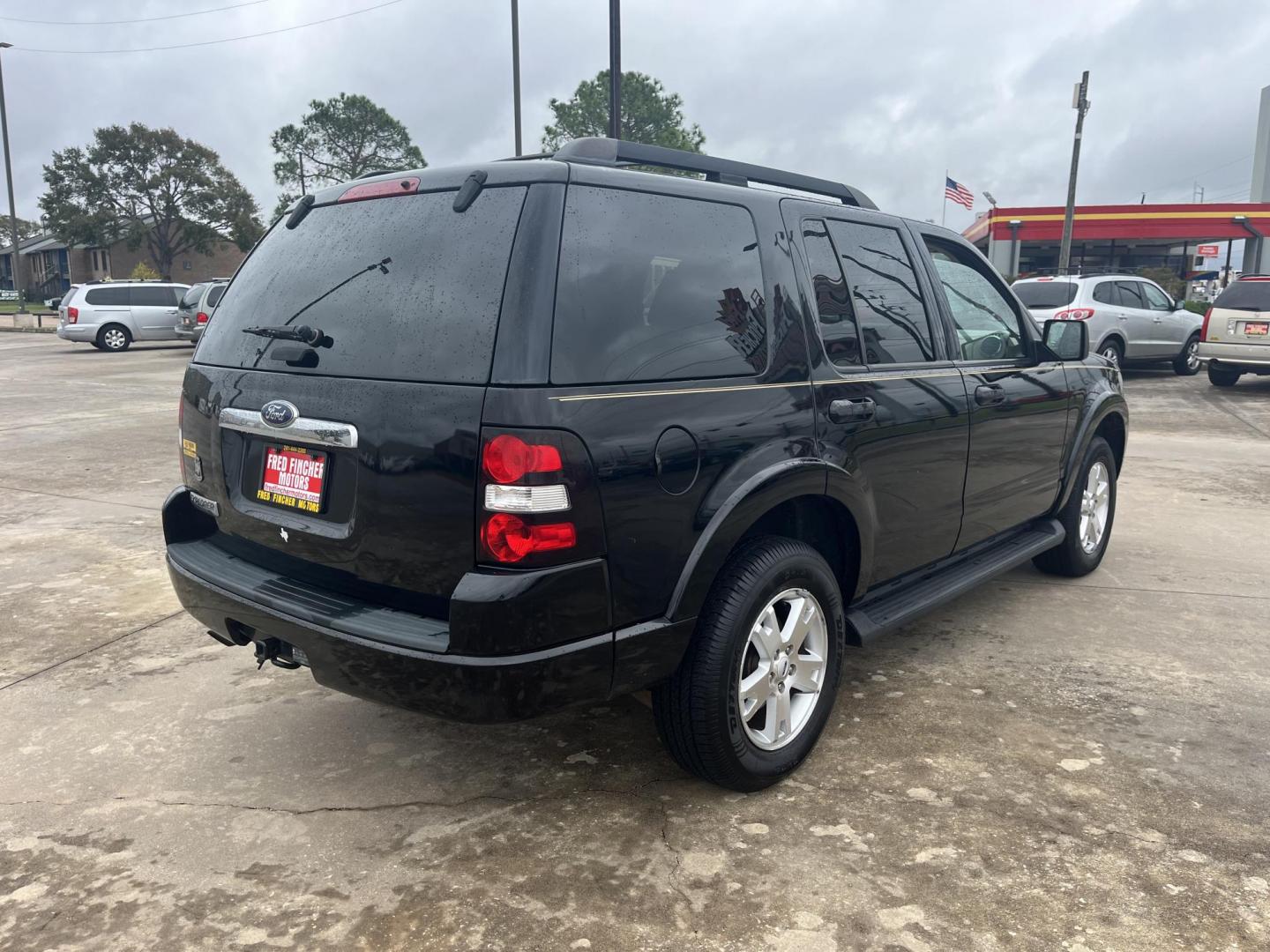 2009 black /gray Ford Explorer XLT 4.0L 2WD (1FMEU63E69U) with an 4.0L V6 SOHC 16V engine, 5-Speed Automatic transmission, located at 14700 Tomball Parkway 249, Houston, TX, 77086, (281) 444-2200, 29.928619, -95.504074 - Photo#6