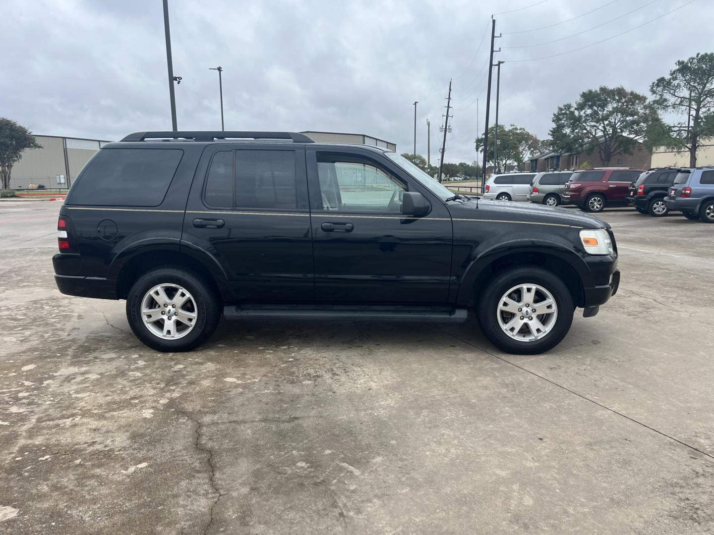 2009 black /gray Ford Explorer XLT 4.0L 2WD (1FMEU63E69U) with an 4.0L V6 SOHC 16V engine, 5-Speed Automatic transmission, located at 14700 Tomball Parkway 249, Houston, TX, 77086, (281) 444-2200, 29.928619, -95.504074 - Photo#7