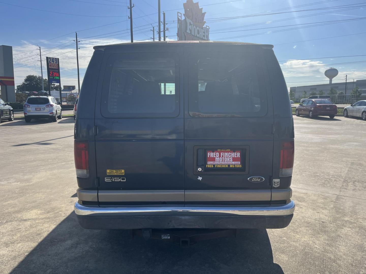 2003 blue /TAN Ford E-Series Van E-150 (1FDRE14L13H) with an 5.4L V8 SOHC 16V engine, 4-Speed Automatic transmission, located at 14700 Tomball Parkway 249, Houston, TX, 77086, (281) 444-2200, 29.928619, -95.504074 - Photo#4