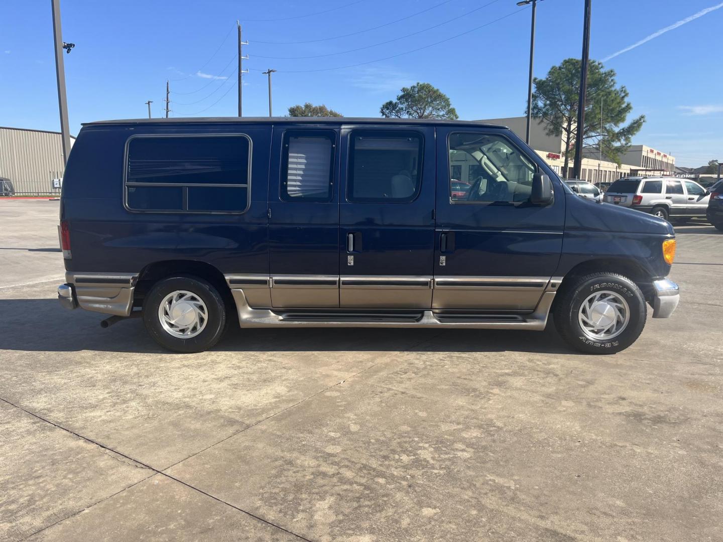 2003 blue /TAN Ford E-Series Van E-150 (1FDRE14L13H) with an 5.4L V8 SOHC 16V engine, 4-Speed Automatic transmission, located at 14700 Tomball Parkway 249, Houston, TX, 77086, (281) 444-2200, 29.928619, -95.504074 - Photo#6