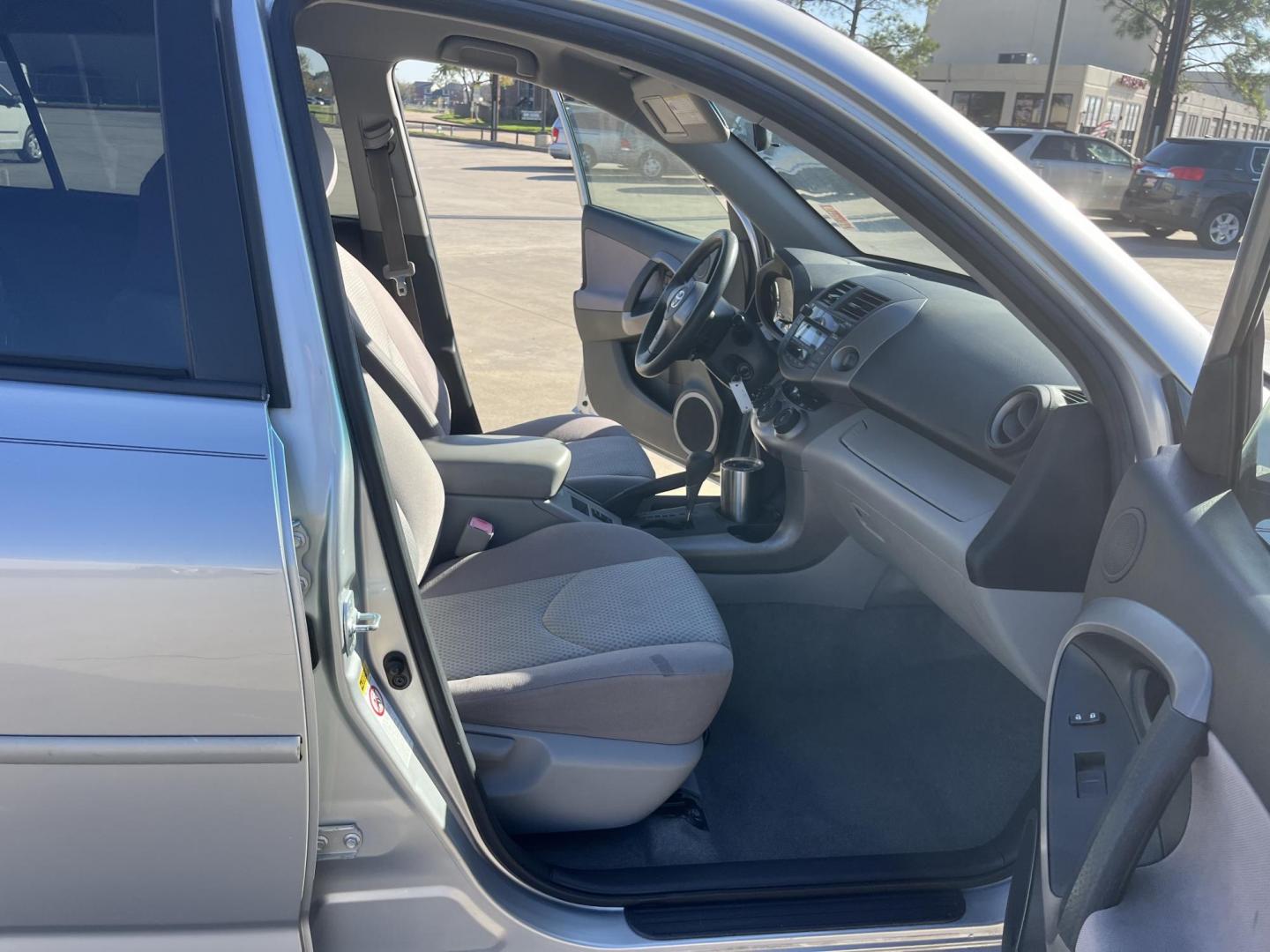 2008 silver /black Toyota RAV4 Base I4 2WD (JTMZD33V786) with an 2.4L L4 DOHC 16V engine, 4-Speed Automatic transmission, located at 14700 Tomball Parkway 249, Houston, TX, 77086, (281) 444-2200, 29.928619, -95.504074 - Photo#17